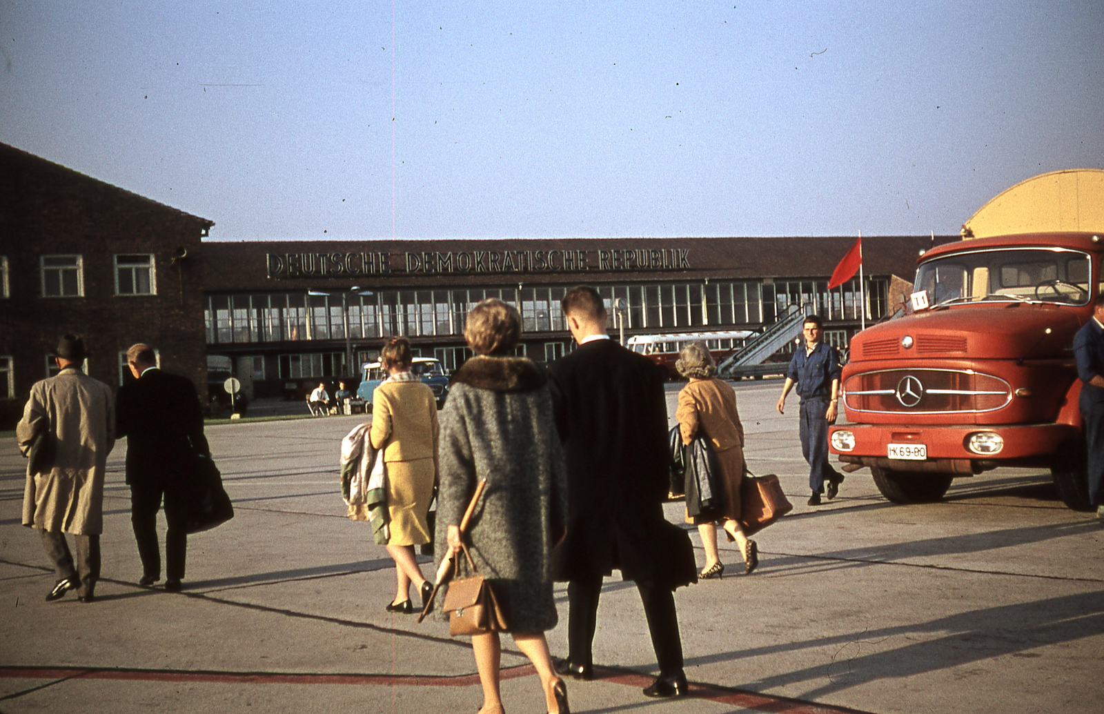 Germany, Berlin, Schönefeld repülőtér., 1963, Lőw Miklós, colorful, commercial vehicle, Mercedes-brand, GDR, East-Berlin, Fortepan #85654