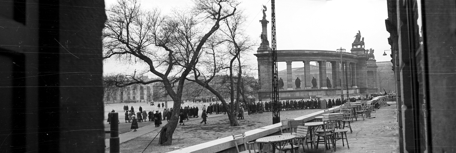 Magyarország, Budapest XIV., Hősök tere a Műjégpálya felől nézve. 1956. december 4-i Nőtüntetés., 1956, Nagy Gyula, forradalom, terasz, kerti bútor, panorámakép, Budapest, Fortepan #85715