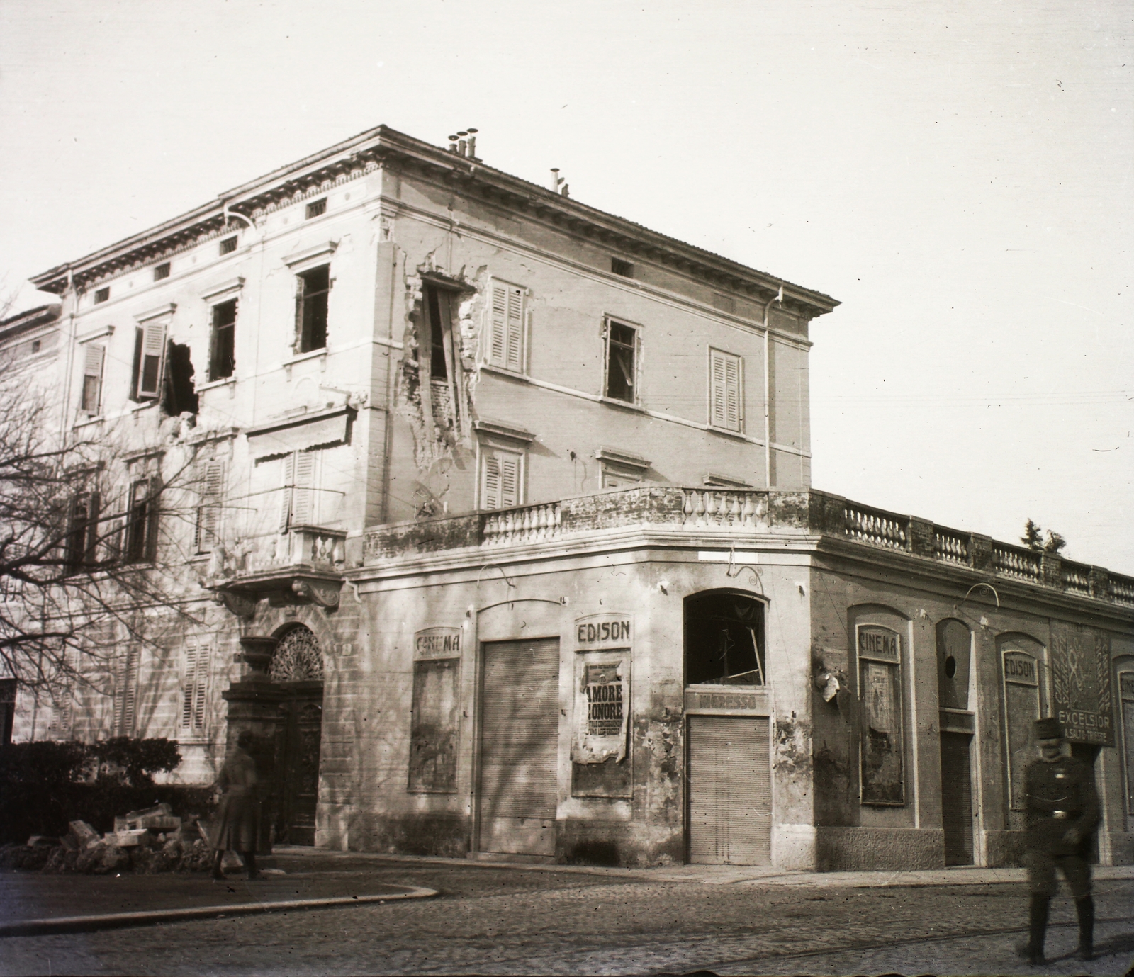 Italy, Gorizia, Corso Giuseppe Verdi, balra a Via Dante Alighieri, a sarkon az Edison mozi., 1915, Schmidt Albin, First World War, war damage, sign-board, movie theater, Fortepan #85984
