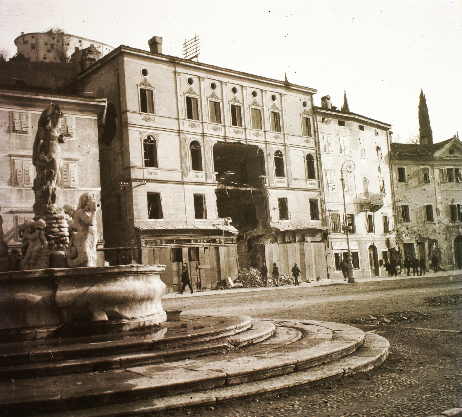 Italy, Gorizia, Piazza della Vittoria (Grosser Platz), háttérben fent a vár., 1915, Schmidt Albin, First World War, fountain, castle, damaged building, Fortepan #85995