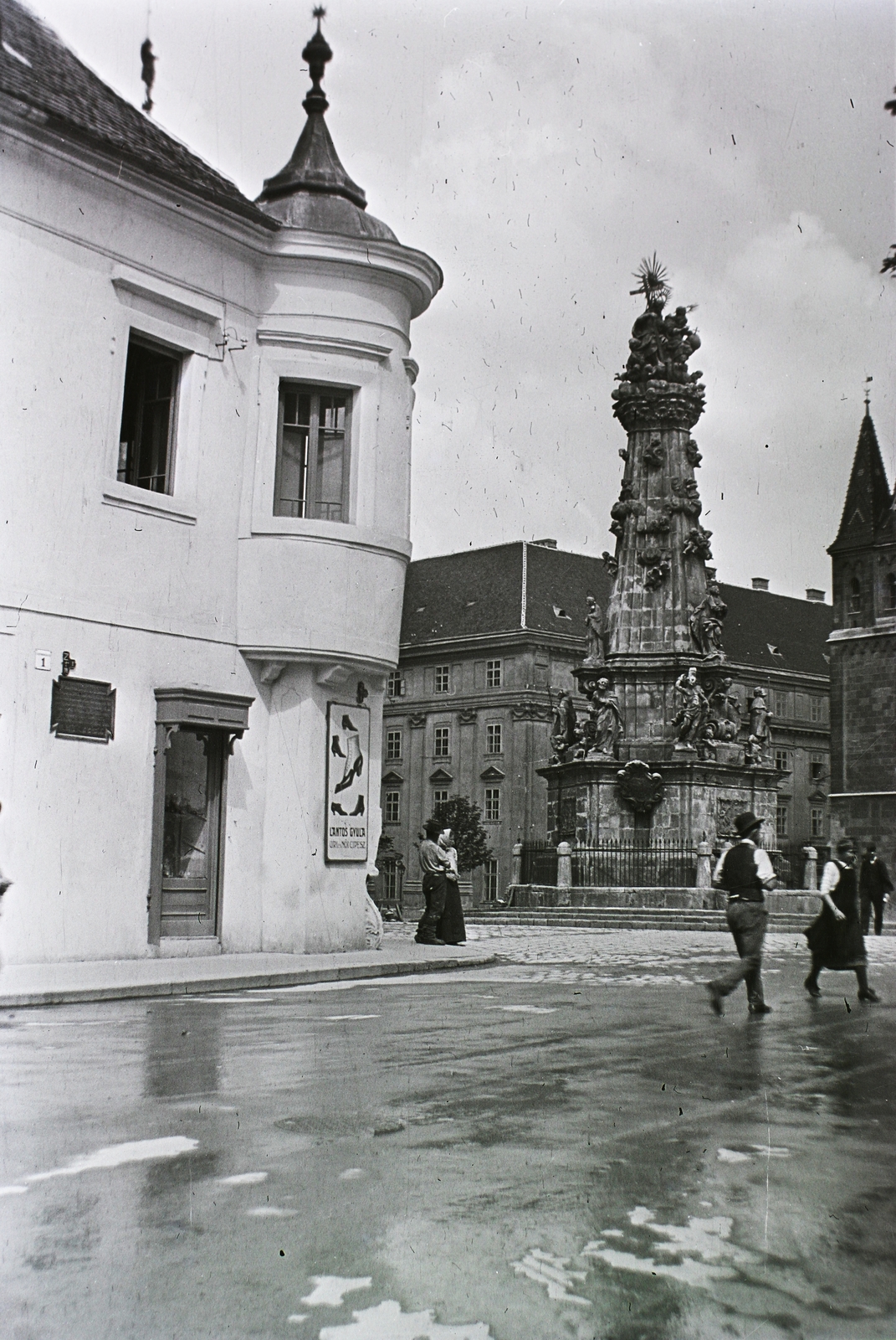 Magyarország, budai Vár, Budapest I., Szentháromság-szobor a Szentháromság utcából nézve., 1912, Schmidt Albin, szentháromság szobor, Budapest, Fortepan #86021