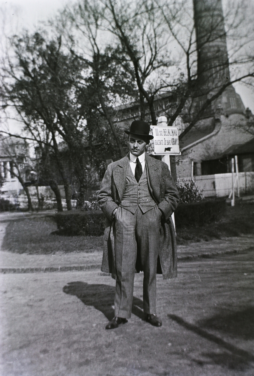 Hungary, Budapest VIII., Üllői út 78/b. Budapesti Tudományegyetem (később Semmelweis Egyetem), háttérben a kazánház., 1913, Schmidt Albin, medical institution, bowler hat, Budapest, Fortepan #86029