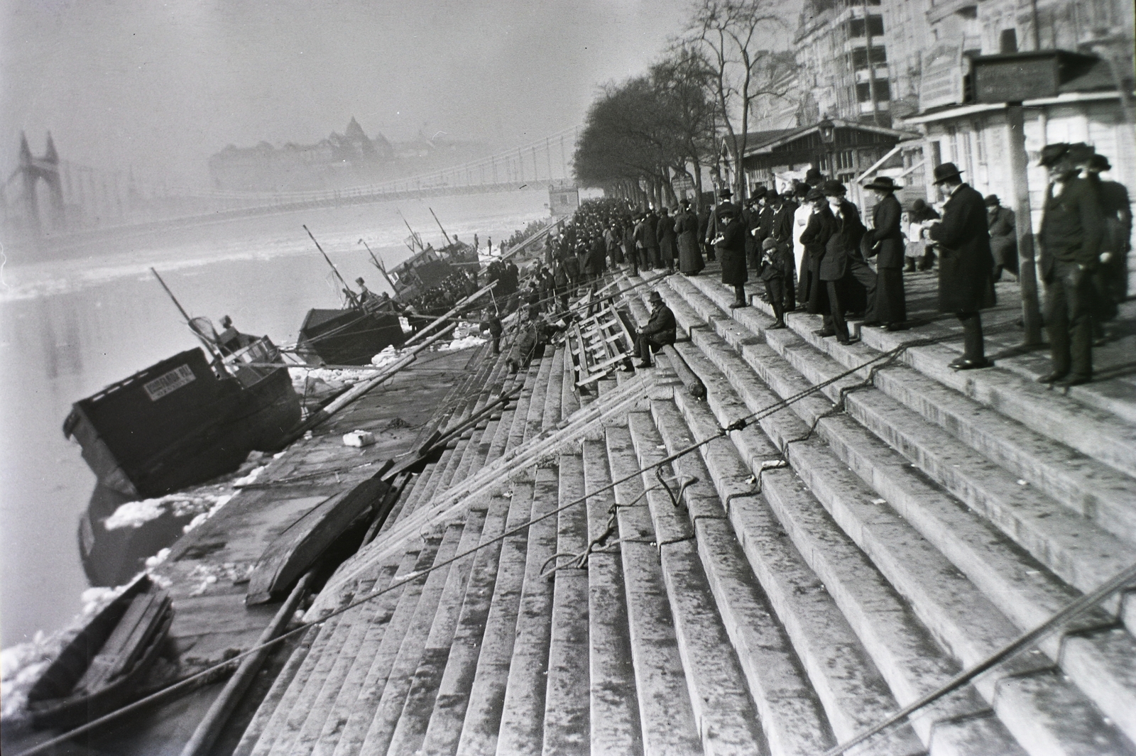 Hungary, Budapest V., Belgrád (Ferenc József) rakpart, jégzajlás a Dunán., 1914, Schmidt Albin, wreck, Danube, ice breaking, Budapest, Fortepan #86034