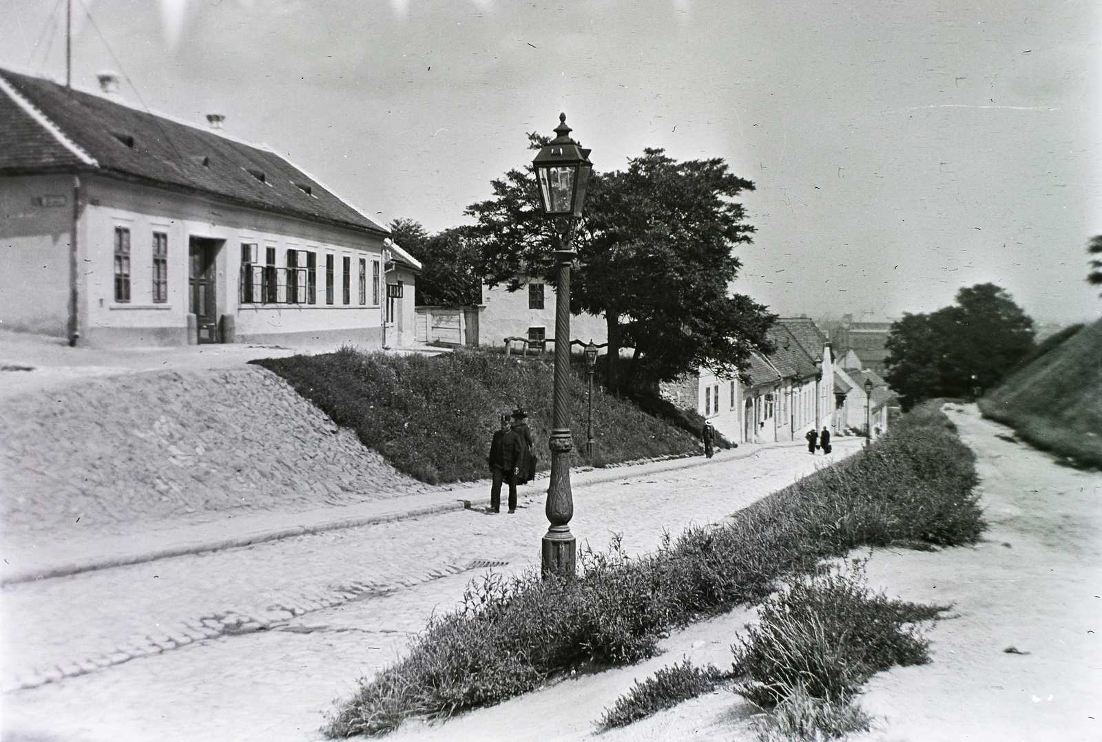 Hungary, Tabán, Budapest I., Hadnagy utca a Sánc utca felől nézve., 1912, Schmidt Albin, street view, lamp post, cobblestones, Budapest, Fortepan #86048