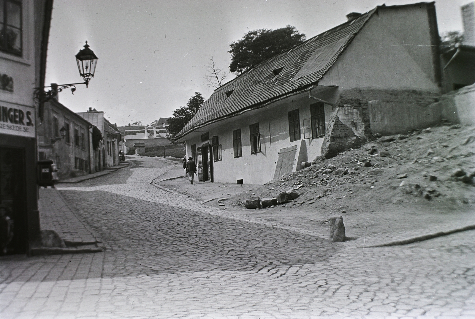 Magyarország, Tabán, Budapest I., Kereszt utca az Aranykakas utcától a Kereszt tér felé nézve, jobbra az Avar vendéglő., 1912, Schmidt Albin, utcakép, kockakő, Budapest, utcai lámpa, Fortepan #86053