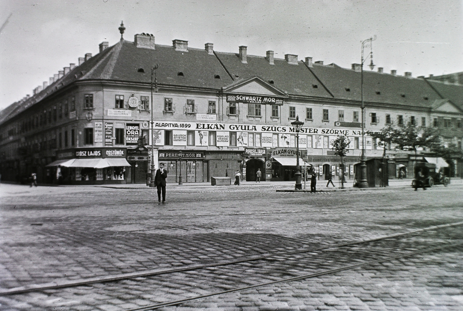 Hungary, Budapest VII., Károly körút, balra a Király utca, Orczy-ház., 1913, Schmidt Albin, sign-board, lamp post, automobile, clockmaker, furrier, pediment, Budapest, date label, awning, Fortepan #86070