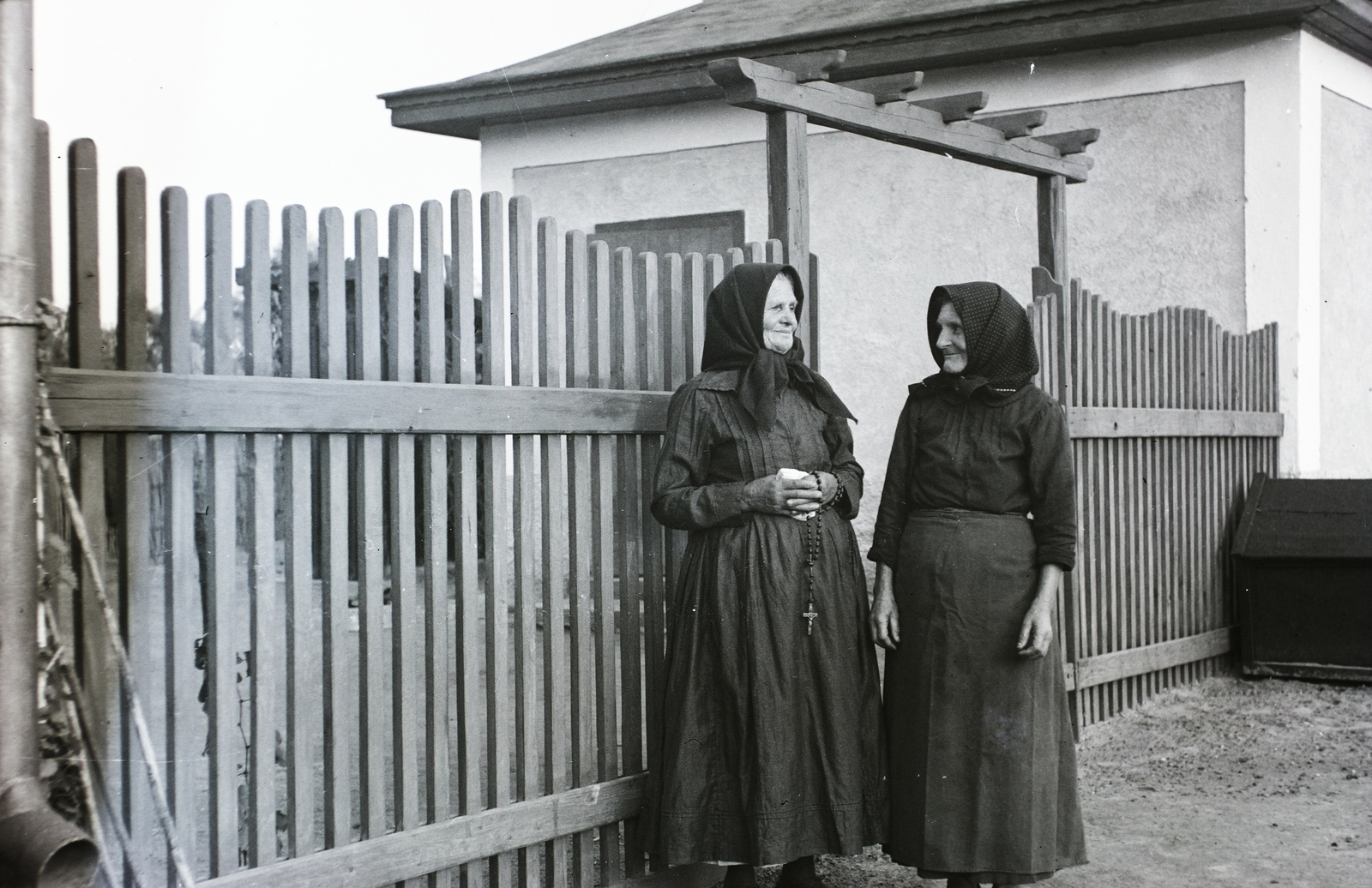 1938, Schmidt Albin, folk costume, lath fence, headscarf, old person, rosary, Fortepan #86100