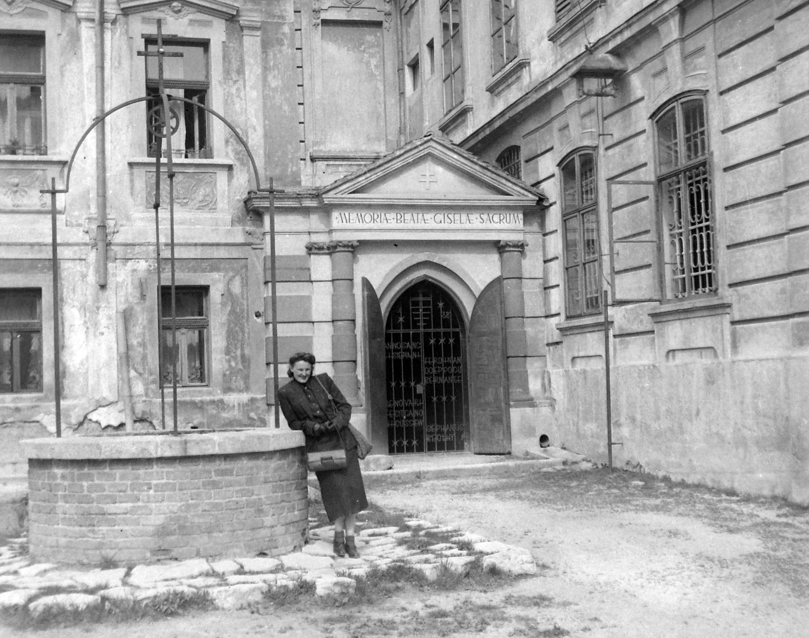 Hungary, Veszprém, Vár (Tolbuhin) utca, balra a Nagypréposti palota, középen a Gizella-kápolna, jobbra az Érseki palota., 1950, Gyöngyi, well, forged steel door, latin sign, Fortepan #8615