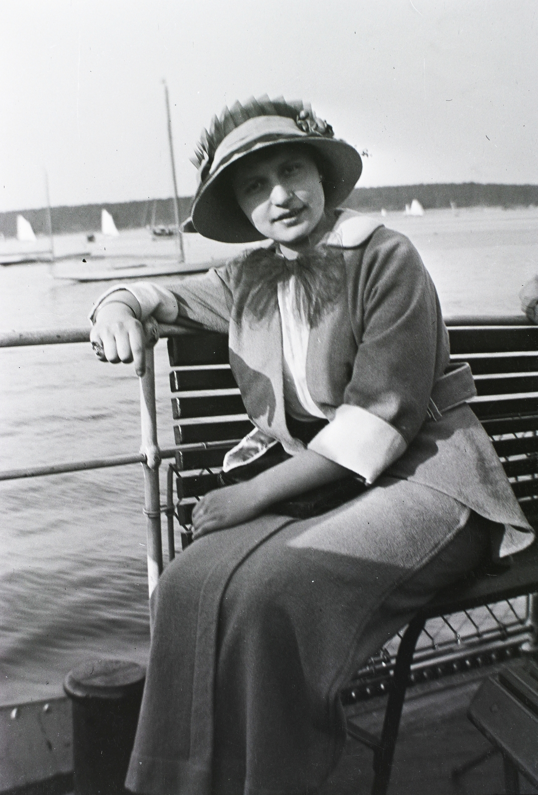 1914, Schmidt Albin, portrait, fashion, hat, sailboat, bench, lady, mooring bollard, Fortepan #86151