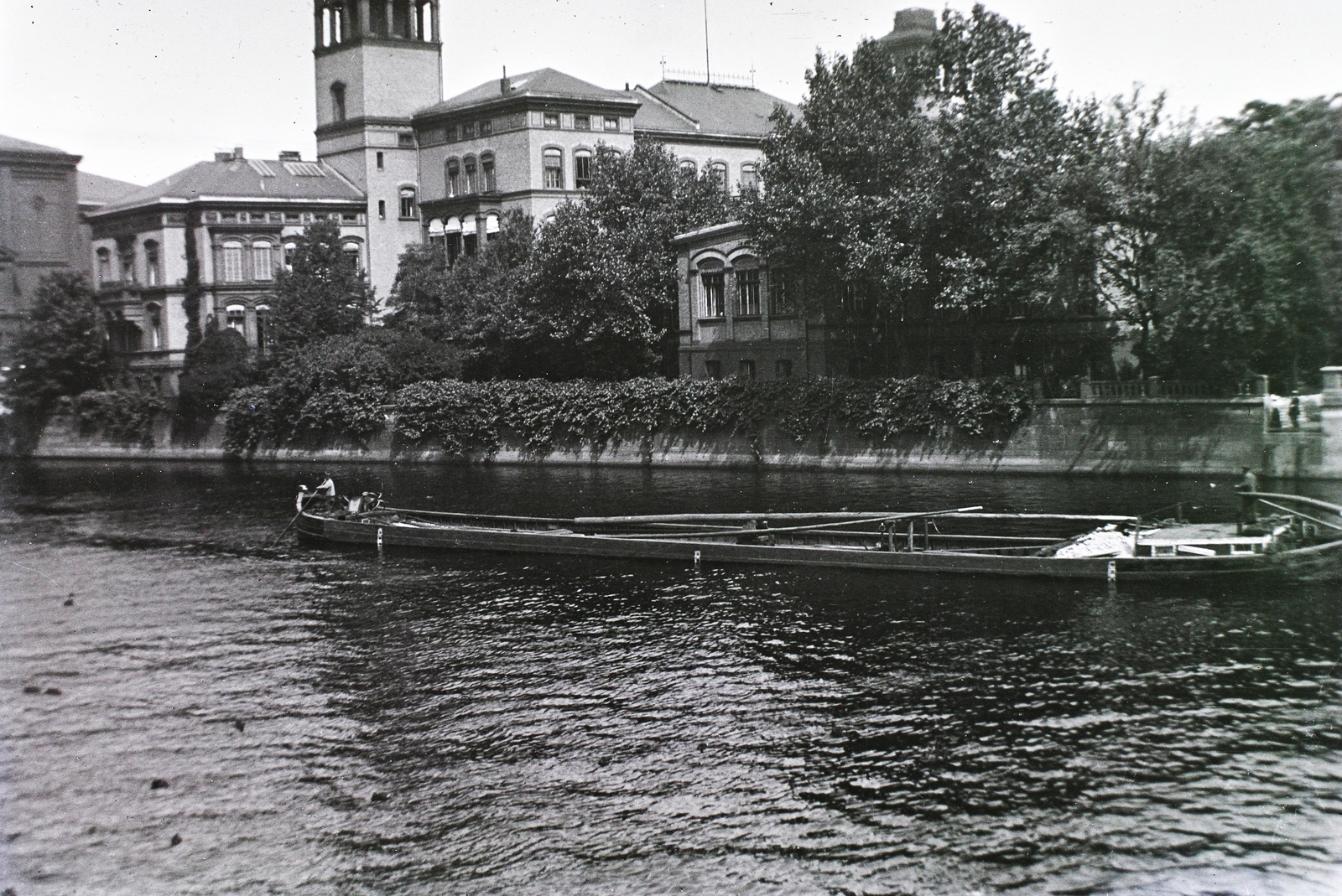 Németország, Berlin, Spree folyó a Múzeum-sziget északi csúcsánál a Monbijoubrücke-ről nézve., 1913, Schmidt Albin, hajó, Fortepan #86164