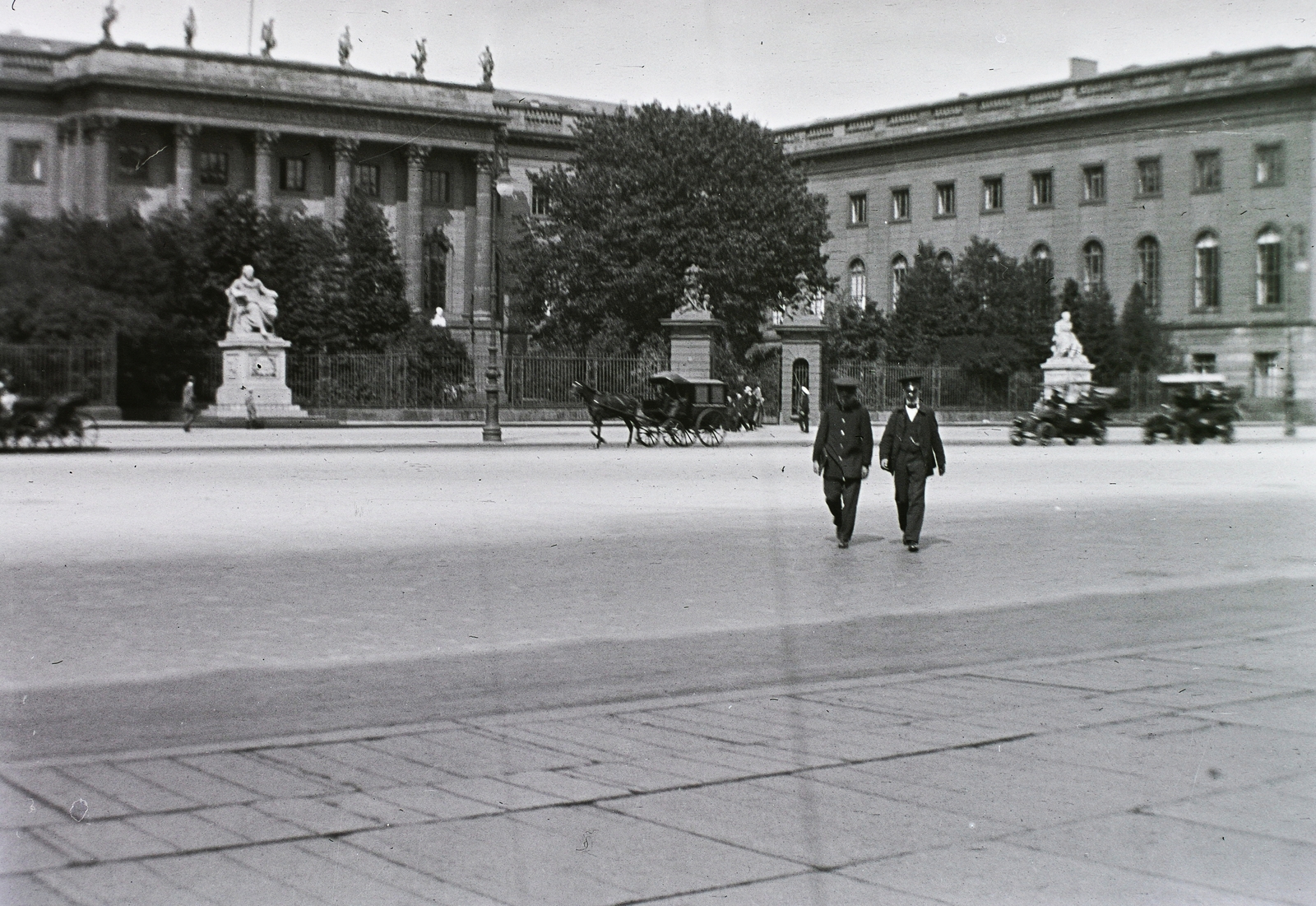 Németország, Berlin, Unter den Linden, Humboldt Egyetem, főépület., 1913, Schmidt Albin, szobor, egyetem, barokk-stílus, kerítés, palota, automobil, Georg Wenzeslaus von Knobelsdorff-terv, Jan Bouman-terv, Fortepan #86170
