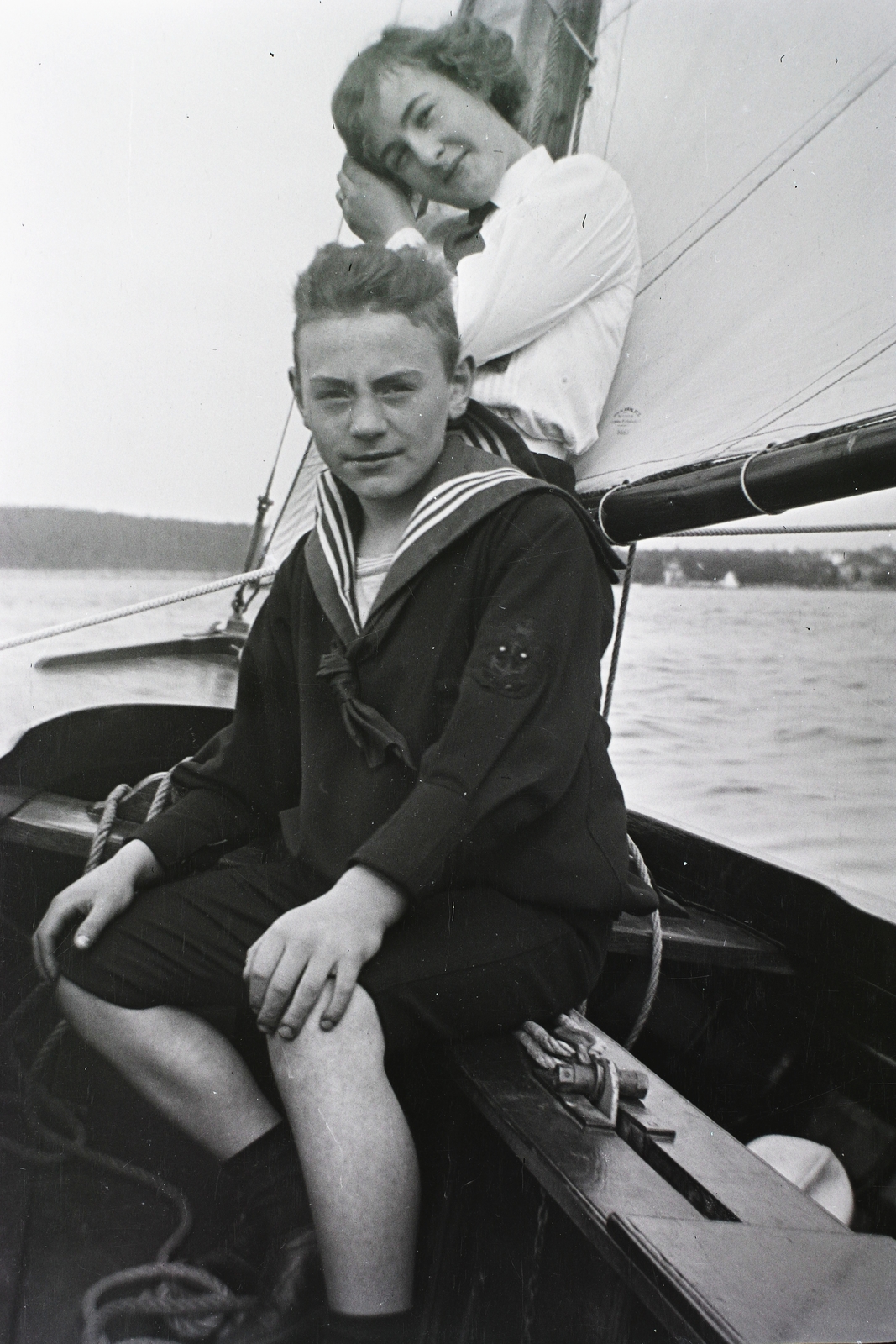 Germany, Berlin, Wannsee., 1913, Schmidt Albin, sailboat, sitting with hands on knees, Fortepan #86171
