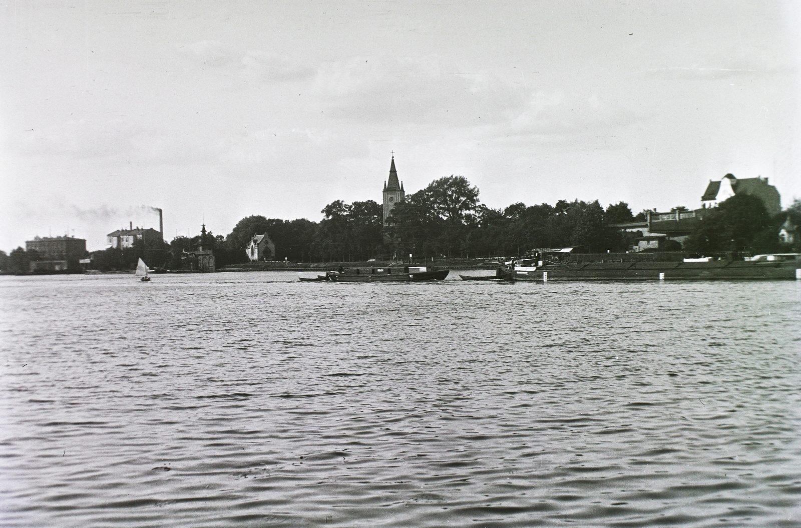 Germany, Berlin, Spree folyó, szemben a Stralau félsziget, középen a Stralauer Dorfkirche., 1913, Schmidt Albin, ship, sailboat, church, Fortepan #86173
