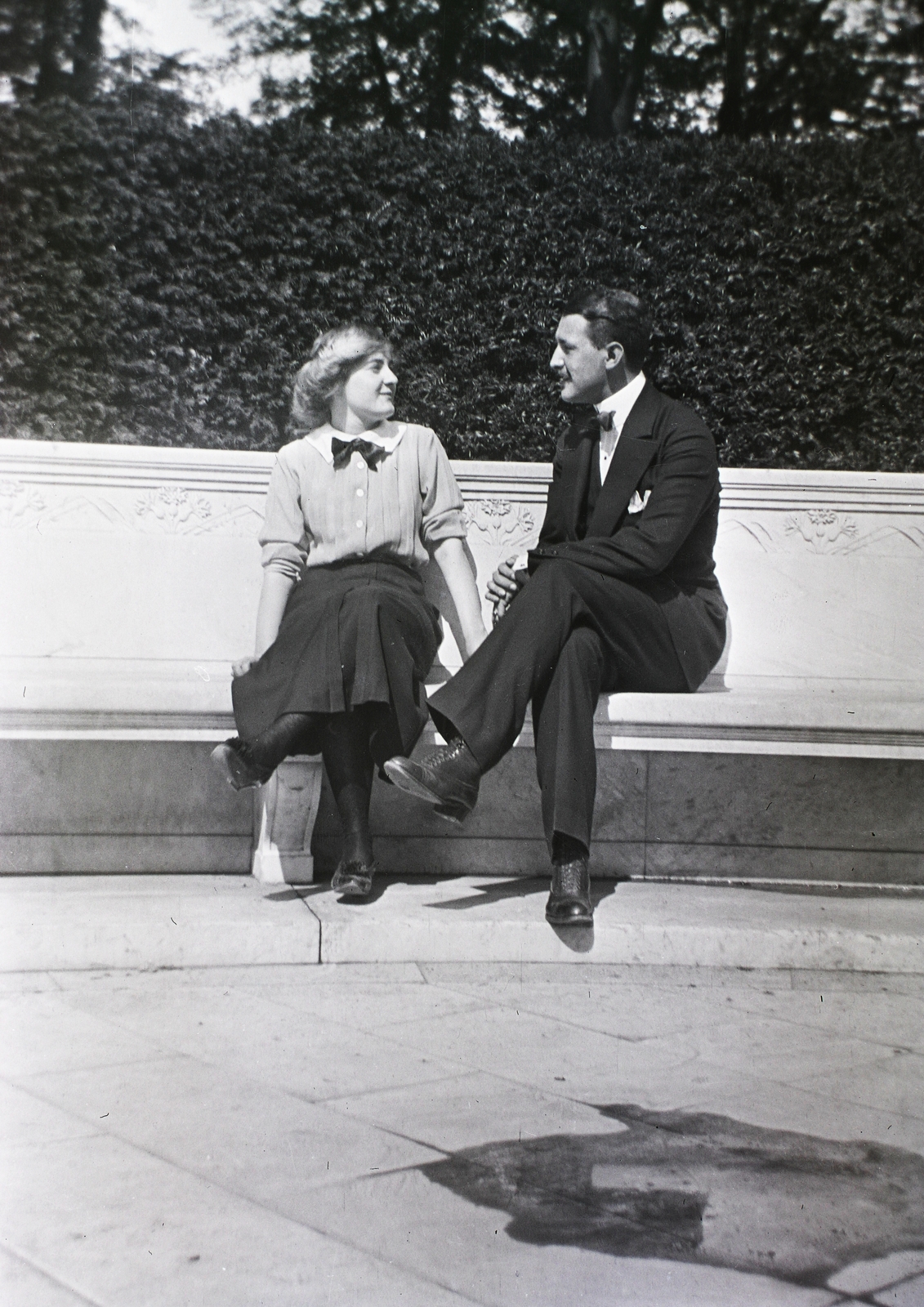 Németország, Berlin, Tiergarten, a Siegesallee-t szegélyező 32 emlékmű egyikénél készült a felvétel., 1913, Schmidt Albin, átvetett láb, Fortepan #86175