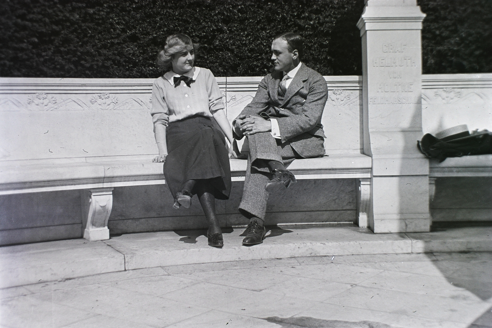 Germany, Berlin, Tiergarten, a Siegesallee-t szegélyező 32 emlékmű egyikénél készült a felvétel., 1914, Schmidt Albin, label, sitting with hands on knees, leg over leg, intertwined fingers, Fortepan #86176