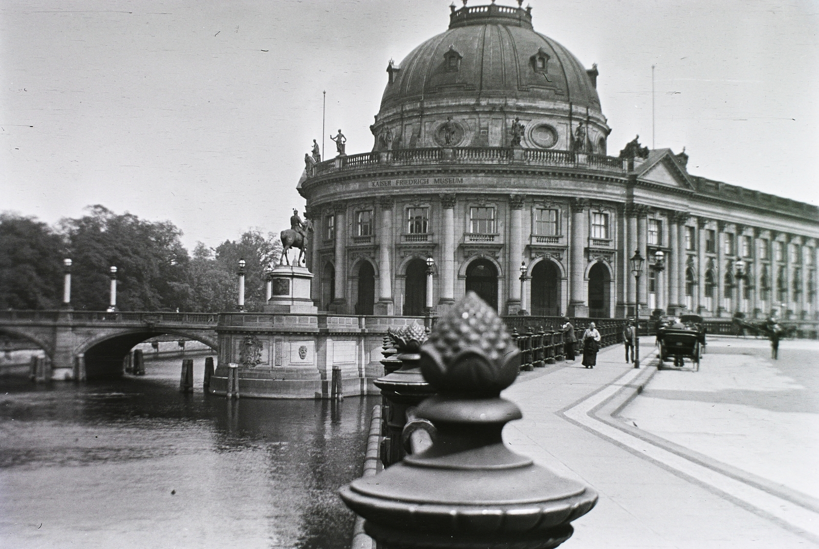 Németország, Berlin, Am Kupfergraben, a Spree folyó partja. Szemben a Múzeum-szigeten a Frigyes Császár Múzeum (később Bode Múzeum), előtte a császár szobra., 1913, Schmidt Albin, híd, korlát, szobor, fogat, múzeum, Ernst von Ihne-terv, Fortepan #86184