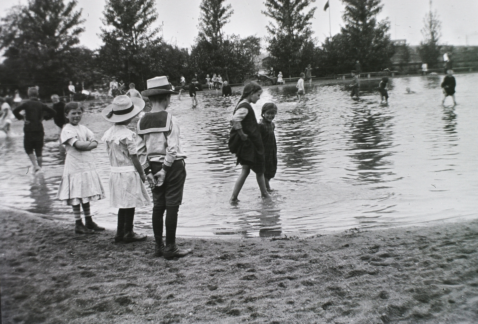 Németország, Berlin, Schillerpark, pancsoló (Planschwiese)., 1914, Schmidt Albin, tó, Fortepan #86188