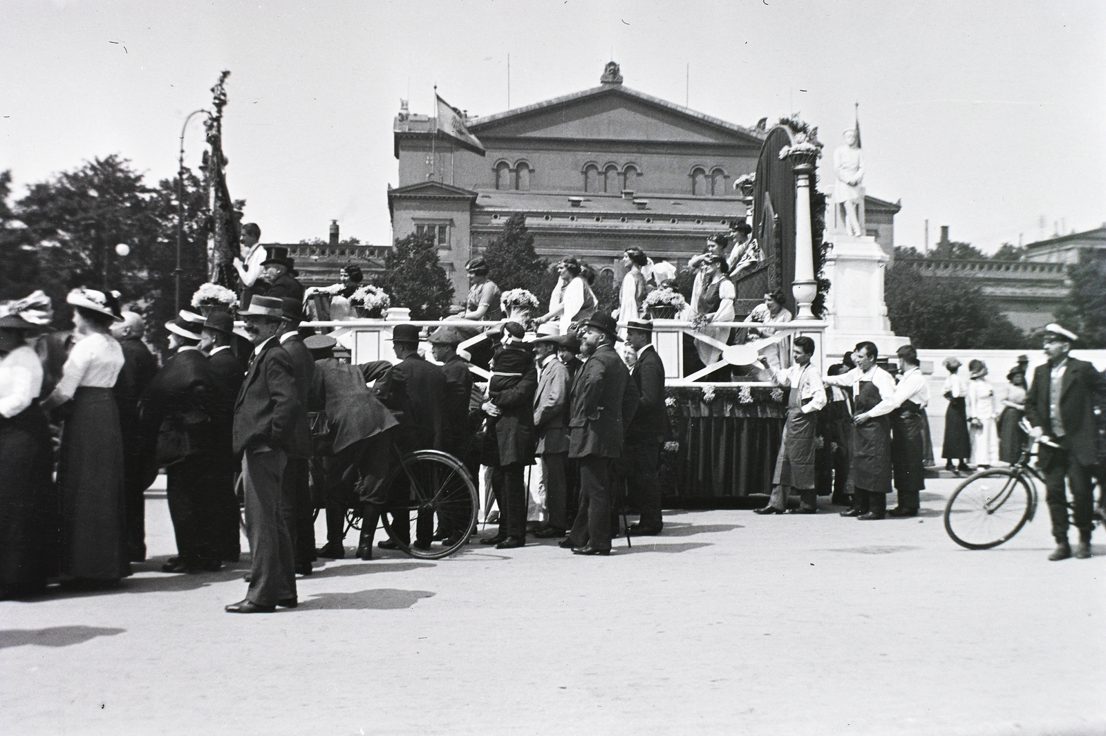Németország, Berlin, Tiergarten, Königsplatz (később Platz der Republik), a Moltke emlékmű mögött a Krolloper., 1913, Schmidt Albin, kerékpár, zászló, szobor, emlékmű, nők, férfiak, közönség, Friedrich Ludwig Persius-terv, Fortepan #86194