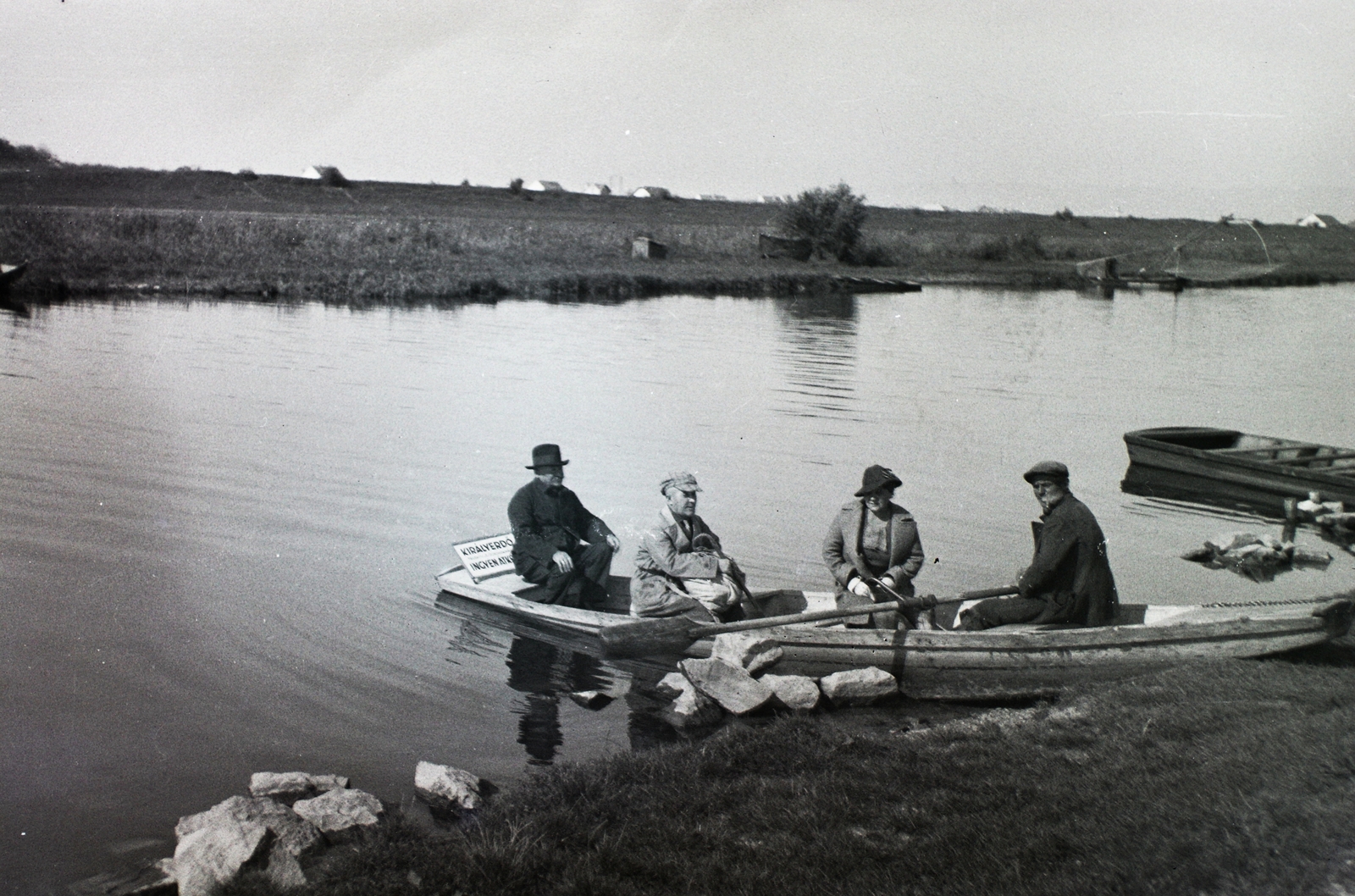 Hungary, Budapest XXI., Királyerdő, a Ráckevei (Soroksári)-Duna partja, a túlparton Soroksár, Molnár-sziget., 1938, Schmidt Albin, paddle, barge, Budapest, Fortepan #86216