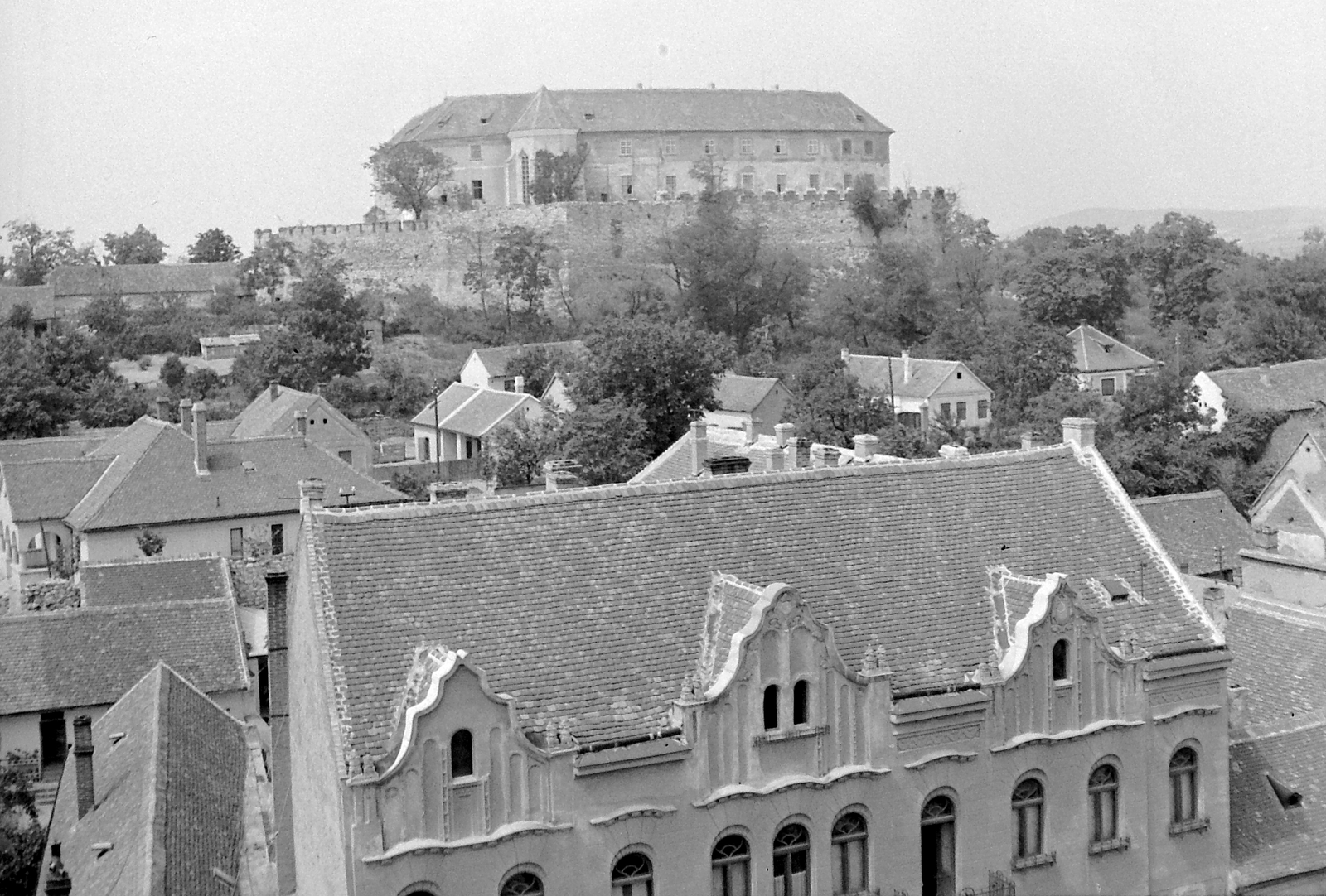 Hungary, Siklós, kilátás a Városháza tornyából, előtérben az egykori Központi Szálloda épülete, háttérben fent a vár., 1958, Gyöngyi, roof, gothic, chapel, Fortepan #8622