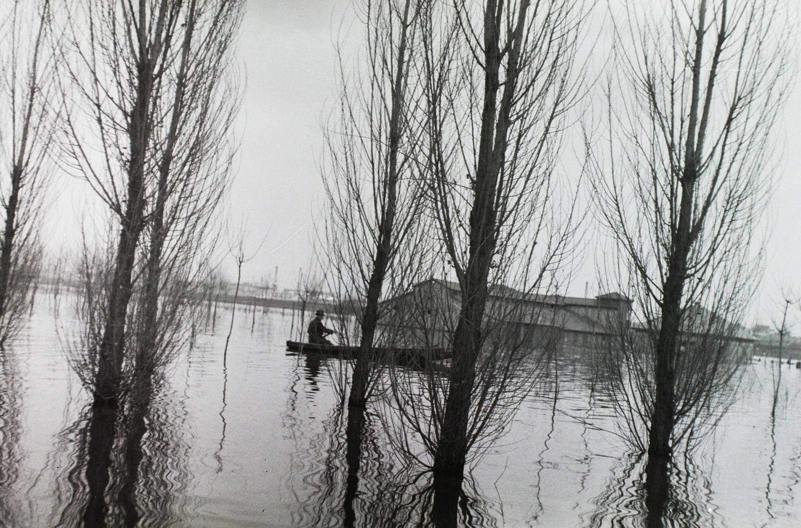 Hungary, Budapest XXI., az elöntött Ráckevei (Soroksári)-Duna parton a WMTK (Weiss Manfréd Vállalatok Testedző Köre) vízisporttelepe (később Kolonics György Szabadidőközpont). Háttérben a túlparton Soroksár., 1938, Schmidt Albin, flood, Budapest, paddling, Fortepan #86223