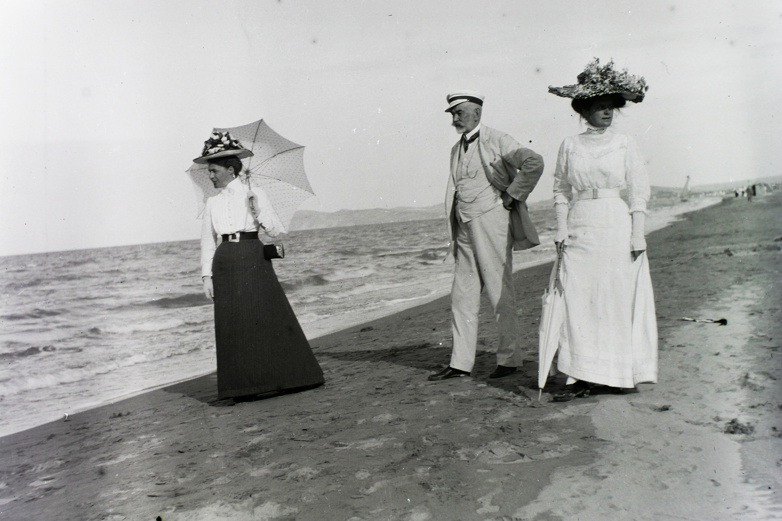 Olaszország, Riccione, tengerpart., 1910, Schmidt Albin, kalap, napernyő, tengerpart, Fortepan #86246