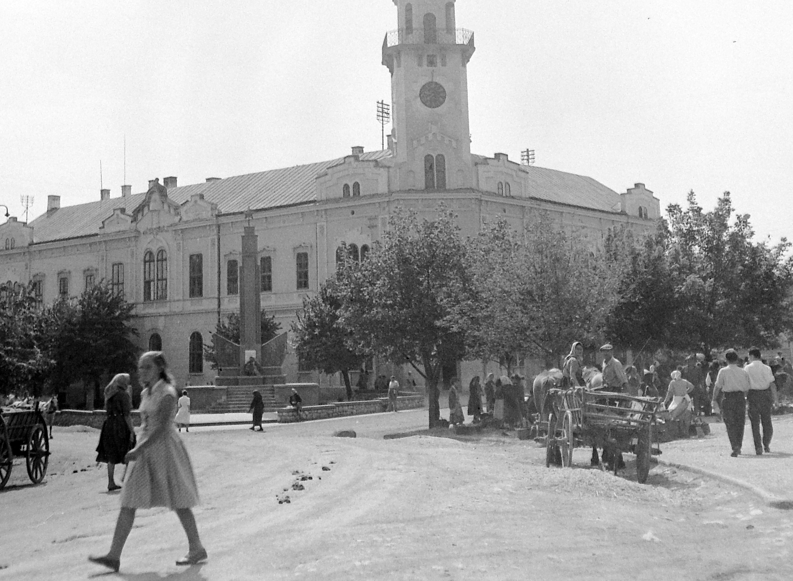 Hungary, Siklós, Kossuth tér, Városháza., 1958, Gyöngyi, market, chariot, monument, Horse-drawn carriage, Red Star, public building, church clock, Fortepan #8625