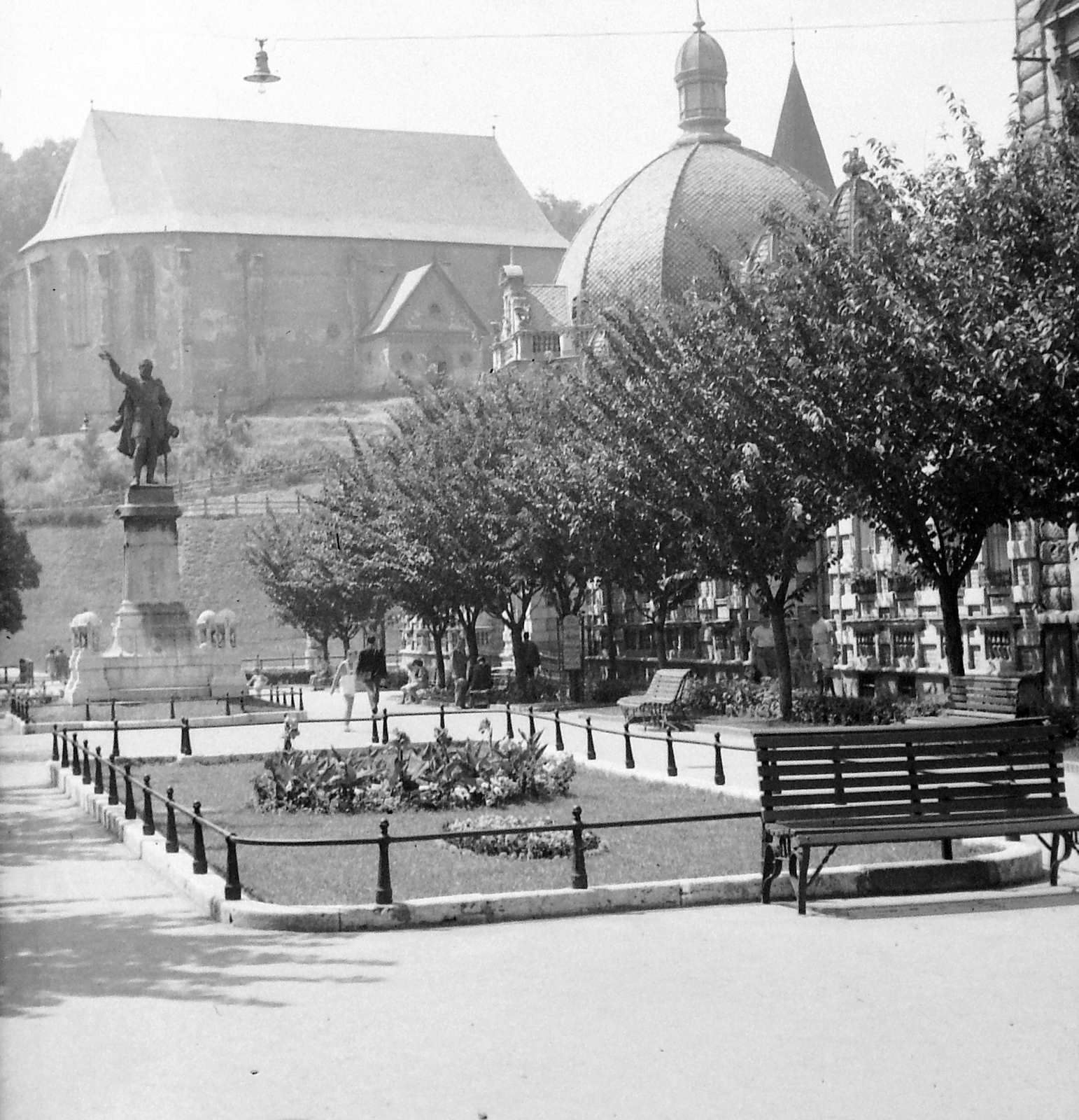 Magyarország, Miskolc, Erzsébet (Szabadság) tér a Széchenyi utca felől, háttérben a református templom az Avas oldalában., 1951, Gyöngyi, szobor, park, emlékmű, tér, utcakép, pad, talapzat, kupola, Kossuth Lajos-ábrázolás, eklektikus építészet, Kiss István-terv, Adler Károly-terv, Róna József-terv, Fortepan #8627