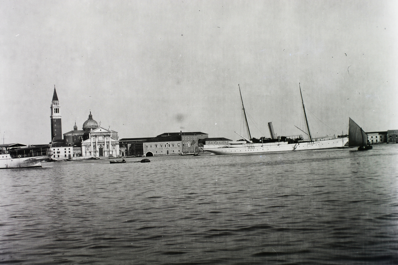 Olaszország, Velence, szemben a San Giorgio Maggiore sziget és a San Giorgio Maggiore-templom a Canal Grande felől nézve., 1910, Schmidt Albin, vitorláshajó, gőzhajó, sziget, székesegyház, Fortepan #86282