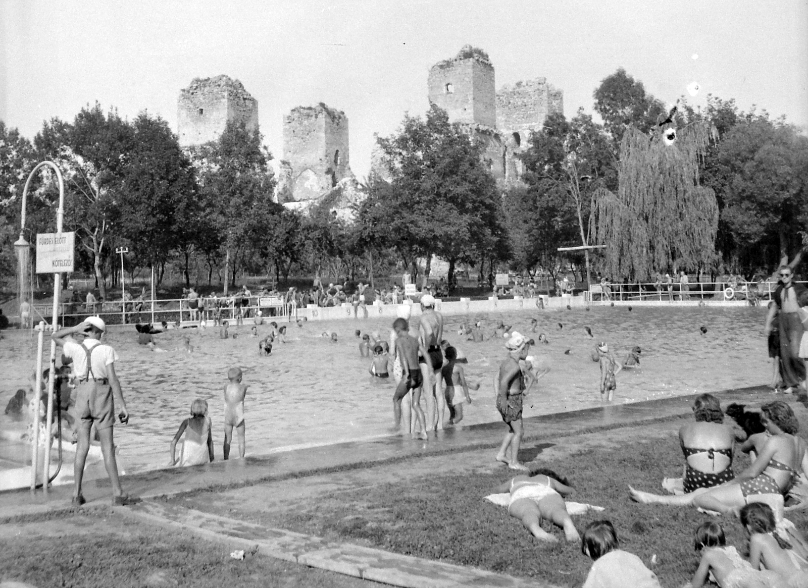 Hungary, Diósgyőr, Miskolc, strand, háttérben a vár., 1950, Gyöngyi, beach, free time, bathing suit, castle ruins, castle, Fortepan #8629