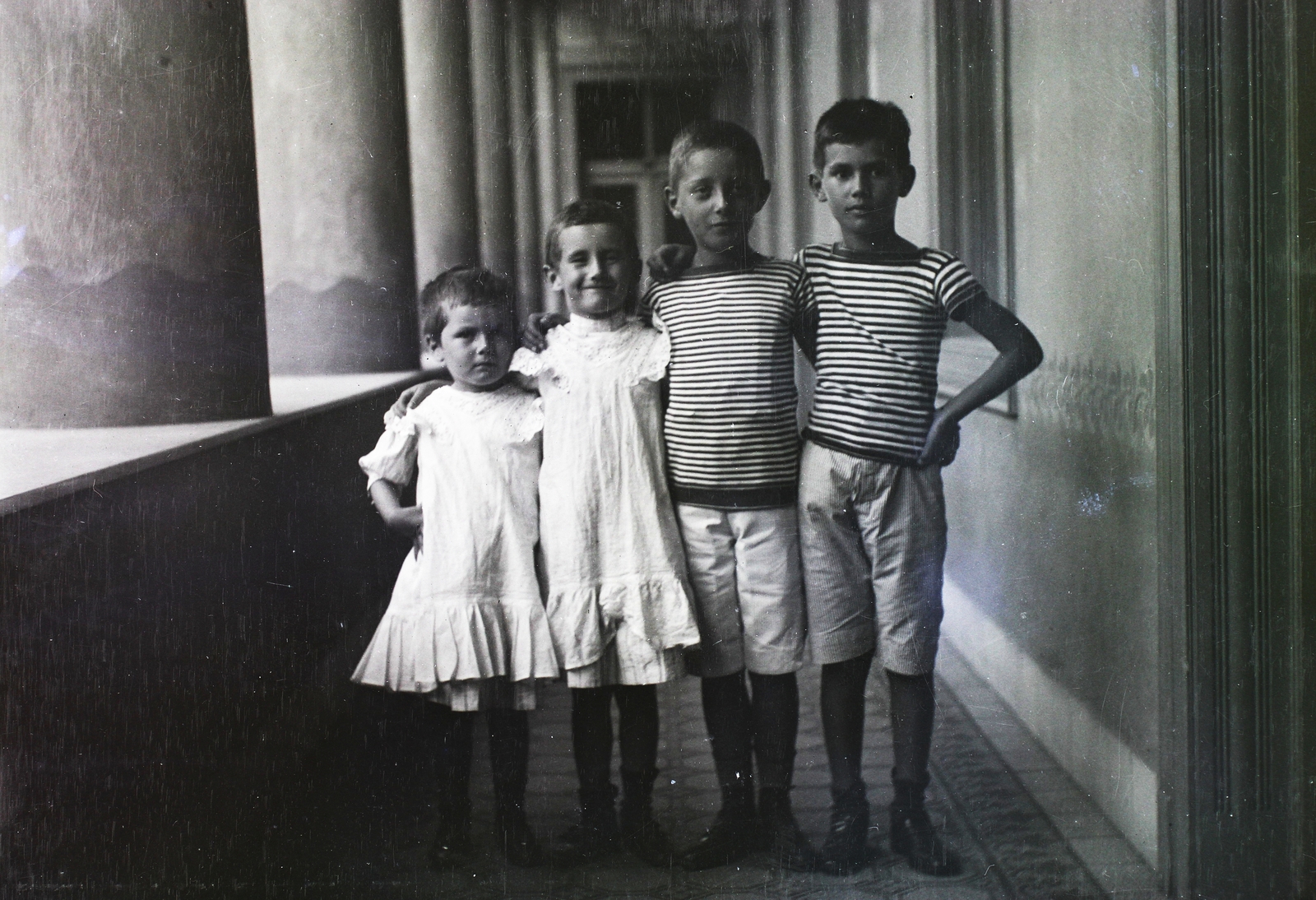 Magyarország, Budapest V., Nádor utca 5., a felvétel a bérház (korábban Tigris Szálloda) III. emeleti folyosóján készült., 1907, Schmidt Albin, körfolyosó, csoportkép, Budapest, nagyság szerint, Fortepan #86314