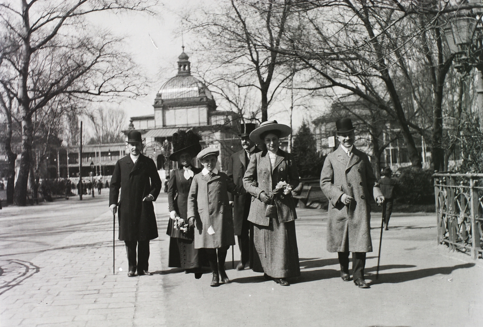 Magyarország, Városliget, Budapest XIV., Vajdahunyad sétány a vár előtti hídról nézve, szemben a millenniumi kiállításra készült Székesfővárosi pavilon., 1903, Schmidt Albin, csoportkép, pavilon, Budapest, Fortepan #86315