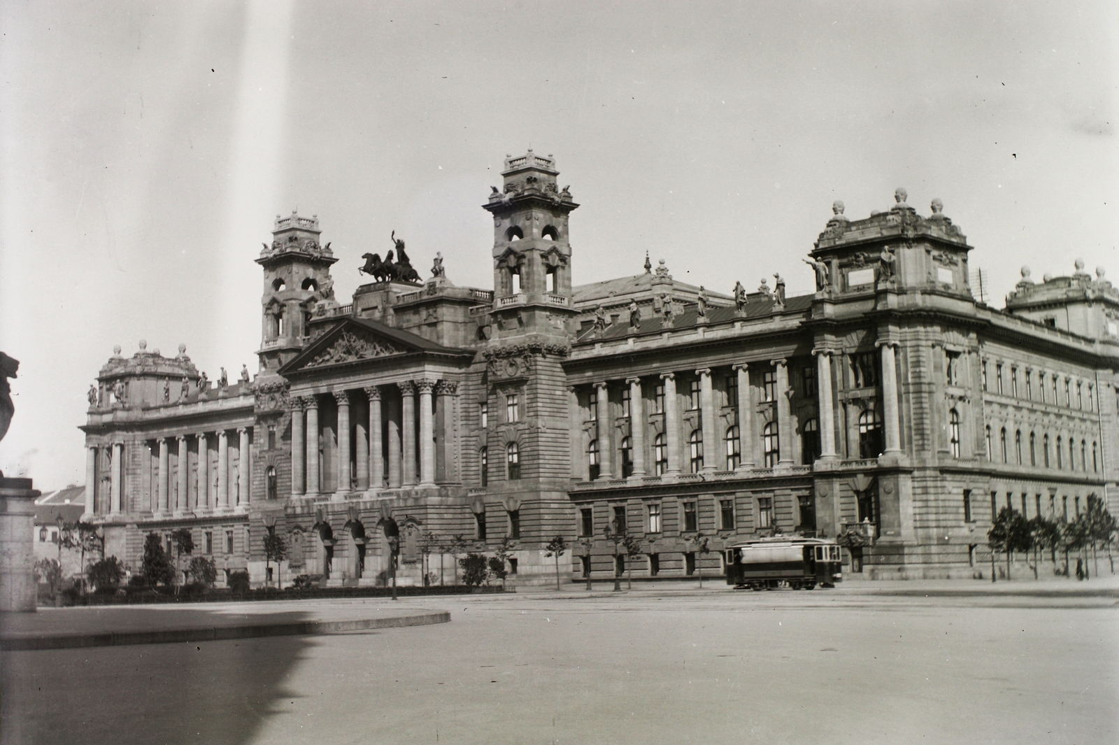 Magyarország, Budapest V., Kossuth Lajos (Országház) tér, Igazságügyi Palota (ekkor Magyar Királyi Kúria és Ítélőtábla)., 1907, Schmidt Albin, villamos, Hauszmann Alajos-terv, középület, eklektikus építészet, Budapest, Fortepan #86335