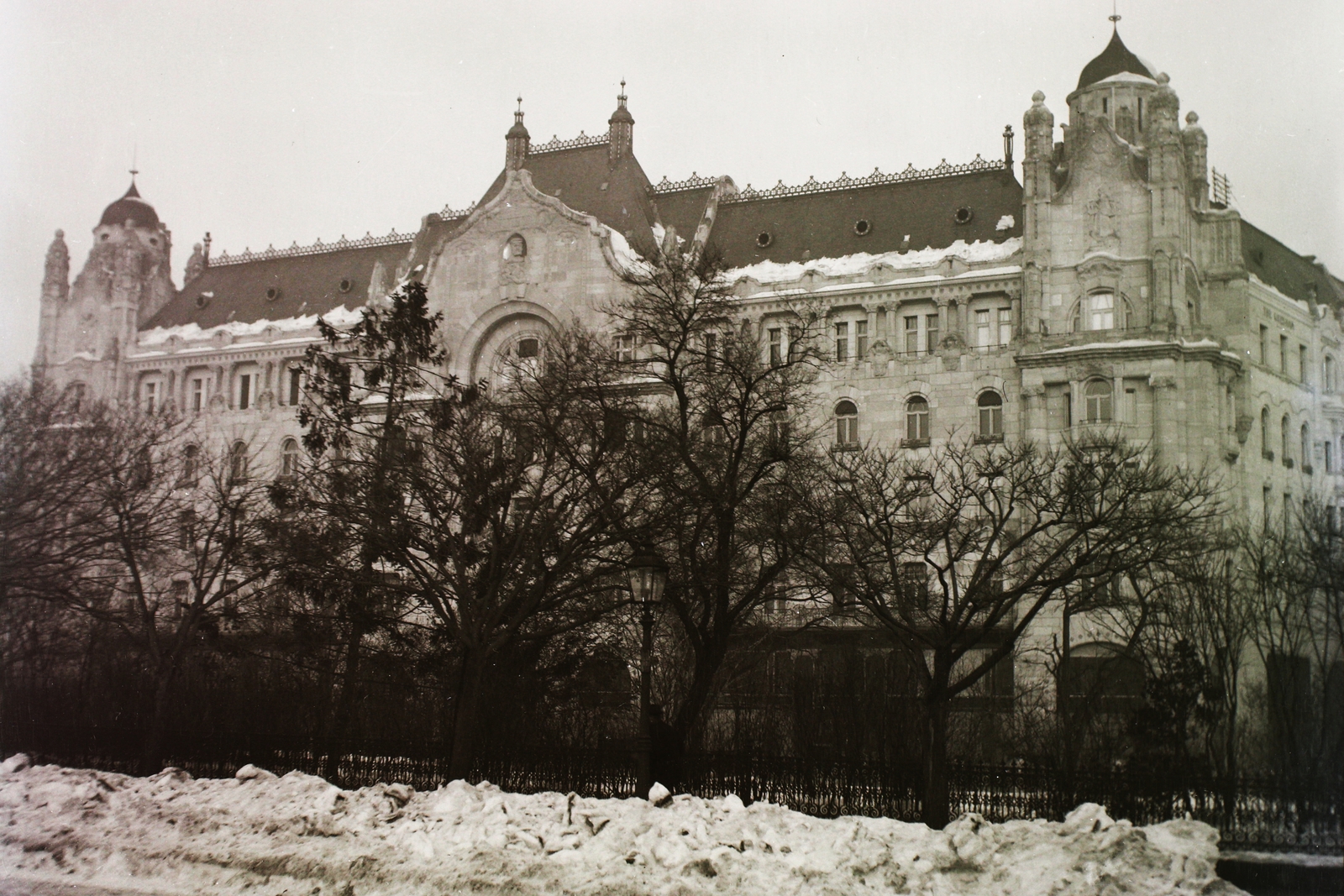 Hungary, Budapest V., Széchenyi István (Ferenc József) tér, Gresham-palota., 1907, Schmidt Albin, winter, hotel, Secession, palace, Budapest, Zsigmond Quittner-design, József Vágó-design, Art Nouveau architecture, Fortepan #86337