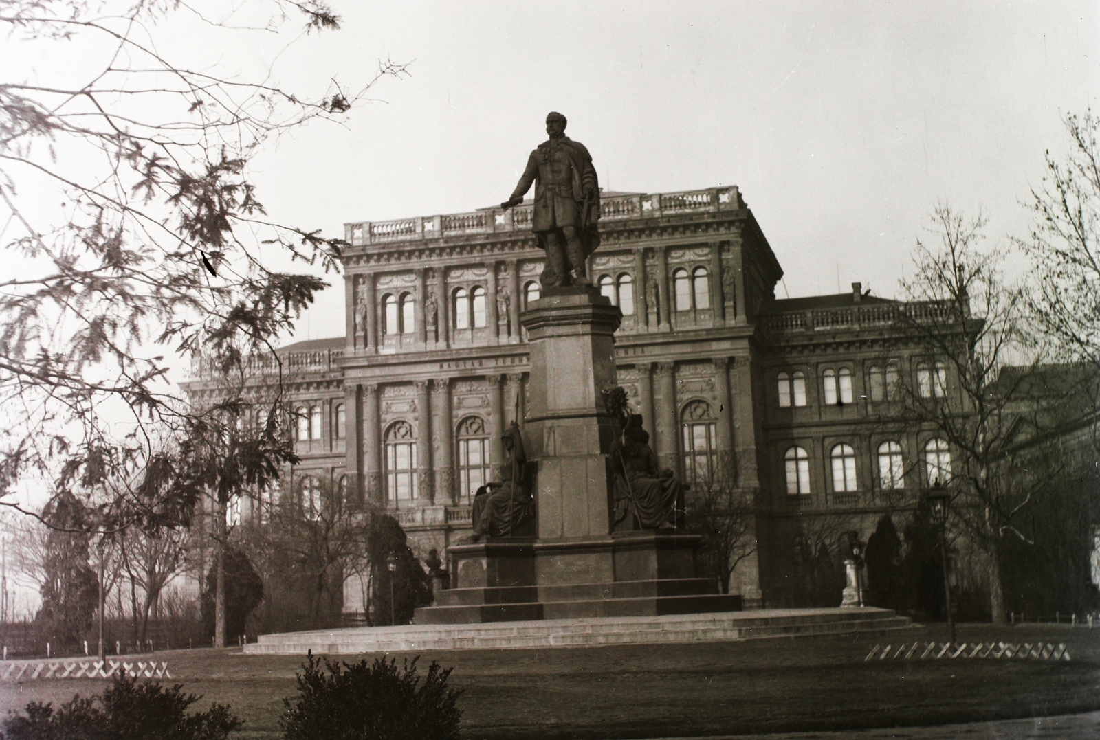 Hungary, Budapest V., Széchenyi István (Ferenc József) tér, Széchenyi István szobra (Engel József, 1880.), háttérben a Magyar Tudományos Akadémia., 1907, Schmidt Albin, sculpture, Renaissance Revival, Hungarian Academy of Sciences, Budapest, István Széchenyi-portrayal, Friedrich August Stüler-design, Fortepan #86339