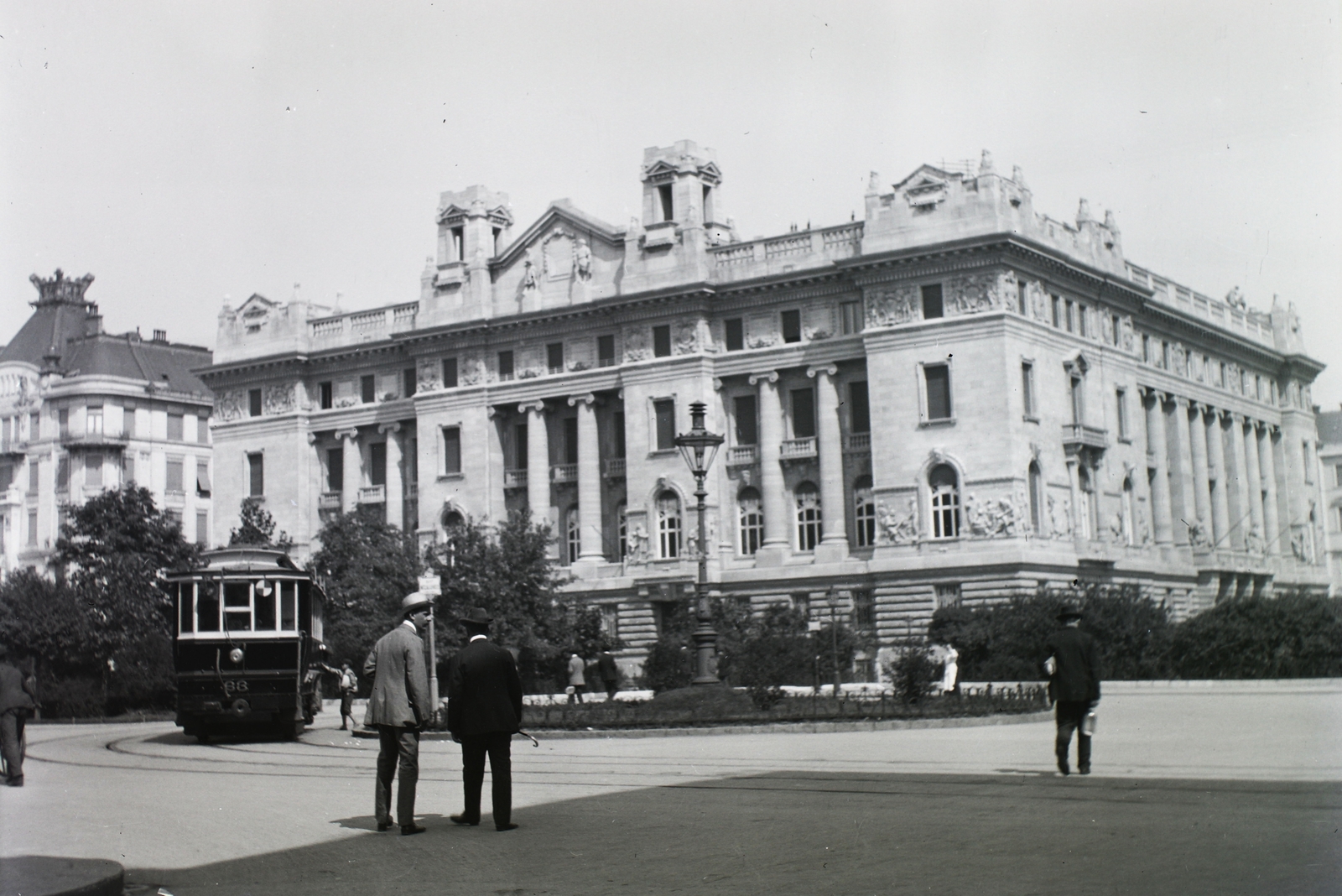 Magyarország, Budapest V., Szabadság tér 8-9., a Magyar Nemzeti Bank (ekkor az Osztrák-Magyar Bank) székháza (Alpár Ignác, 1902-1904)., 1907, Schmidt Albin, villamos, Alpár Ignác-terv, középület, eklektikus építészet, Budapest, Fortepan #86340