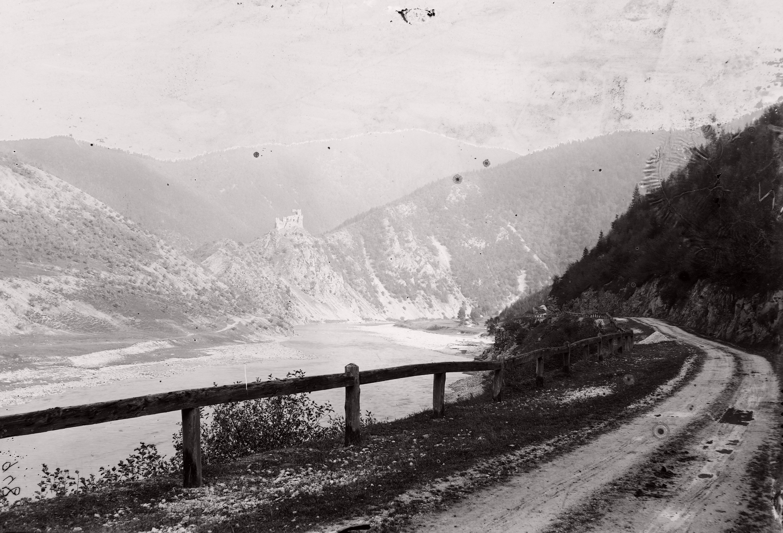 Slovakia, Nezbudská Lúčka, a Vág folyó a Sztrecsnói-szoros bejáratánál, szemben Óvár várának romjai., 1904, Magyar Földrajzi Múzeum / Erdélyi Mór cége, shore, road railings, Fortepan #86403