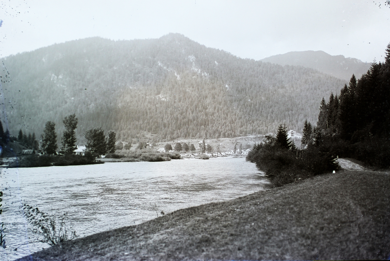 Slovakia, Ľubochňa, a Vág folyó a község határában., 1907, Magyar Földrajzi Múzeum / Erdélyi Mór cége, woods, river, mountain, shore, Fortepan #86408