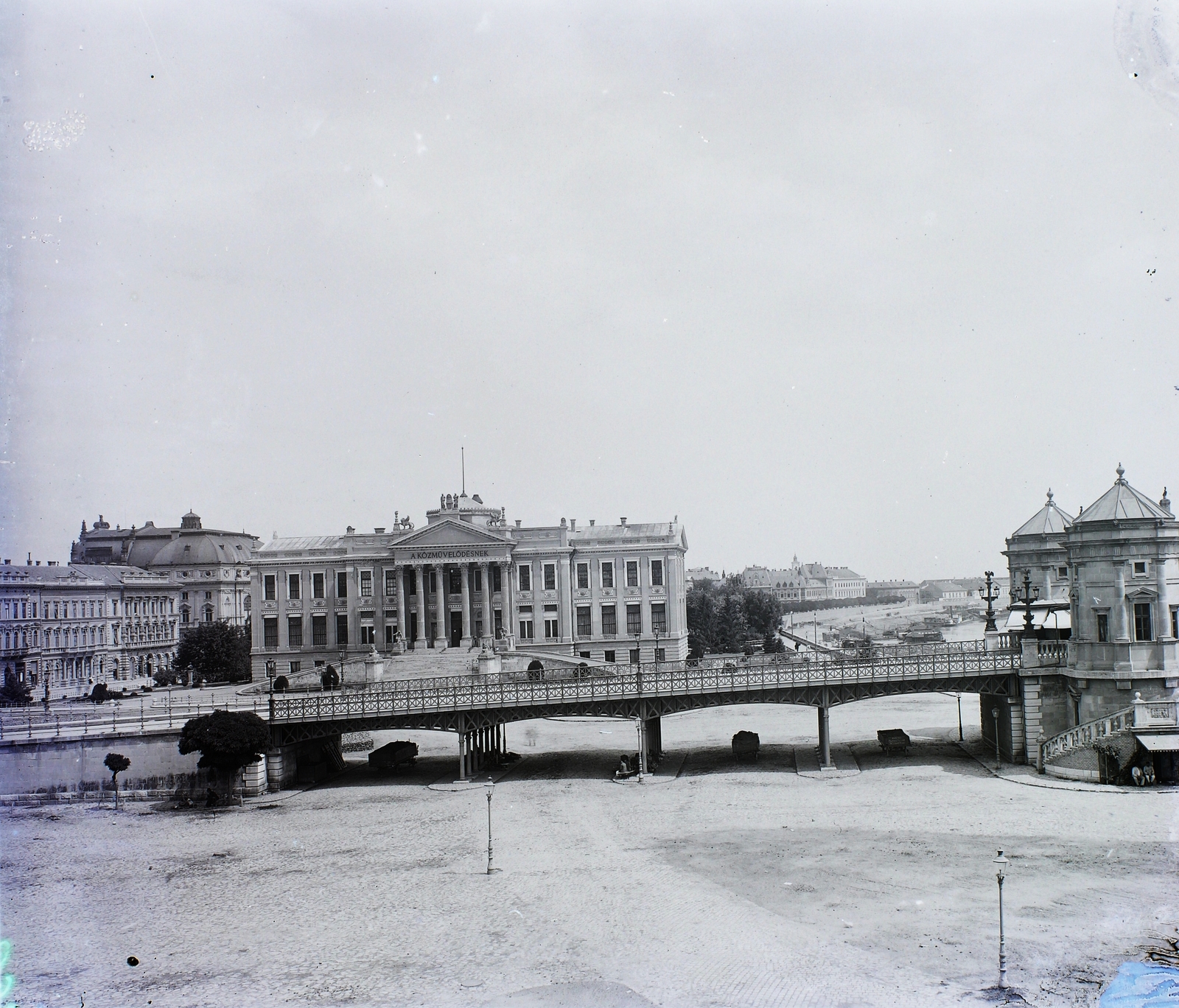 Magyarország, Szeged, Roosevelt (Rudolf) tér, előtérben a Belvárosi híd feljárója és vámházai, szemben a Móra Ferenc Múzeum., 1904, Magyar Földrajzi Múzeum / Erdélyi Mór cége, múzeum, hídfő, timpanon, Láng Adolf-terv, Gustave Eiffel-terv, neoklasszicizmus, Feketeházy János-terv, Steinhardt Antal-terv, Fortepan #86424