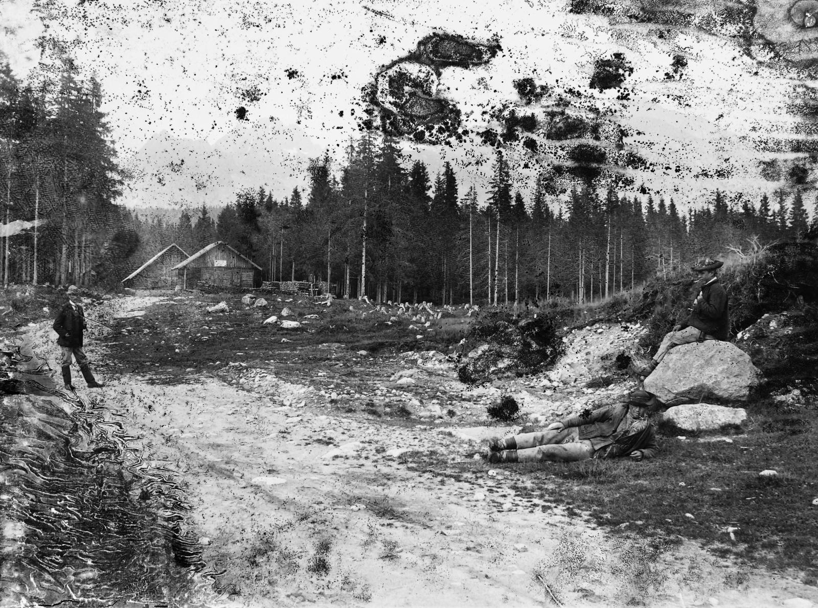 Szlovákia, Gerlachfalva, háttérben a Magas-Tátra., 1906, Magyar Földrajzi Múzeum / Erdélyi Mór cége, sérült kép, fűben feküdni, fenyőerdő, sziklán ülni, tisztás, Fortepan #86430