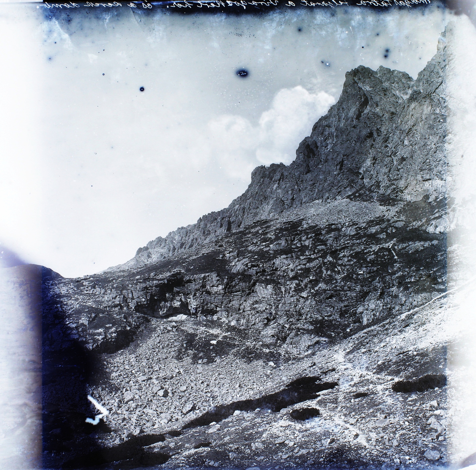 Slovakia, High Tatras, a Felkai-völgy (Velická dolina) a Felkai-tó (Velické pleso) közelében., 1907, Magyar Földrajzi Múzeum / Erdélyi Mór cége, damaged photo, valley, rock, Fortepan #86433