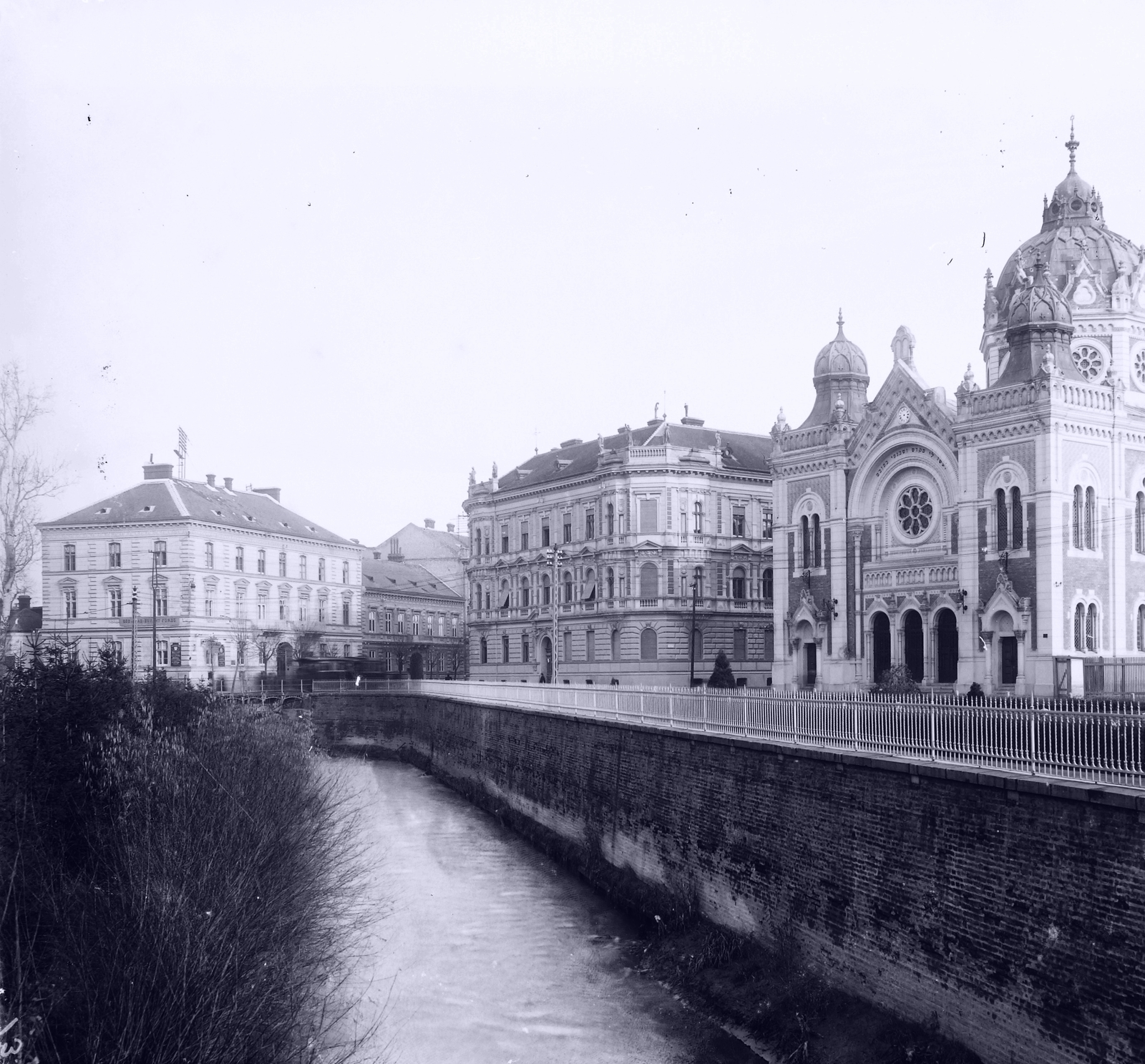 Romania,Transylvania, Timisoara, jobbra a Gyárvárosi zsinagóga., 1910, Magyar Földrajzi Múzeum / Erdélyi Mór cége, synagogue, judaism, Moorish architecture, Lipót Baumhorn-design, Fortepan #86453