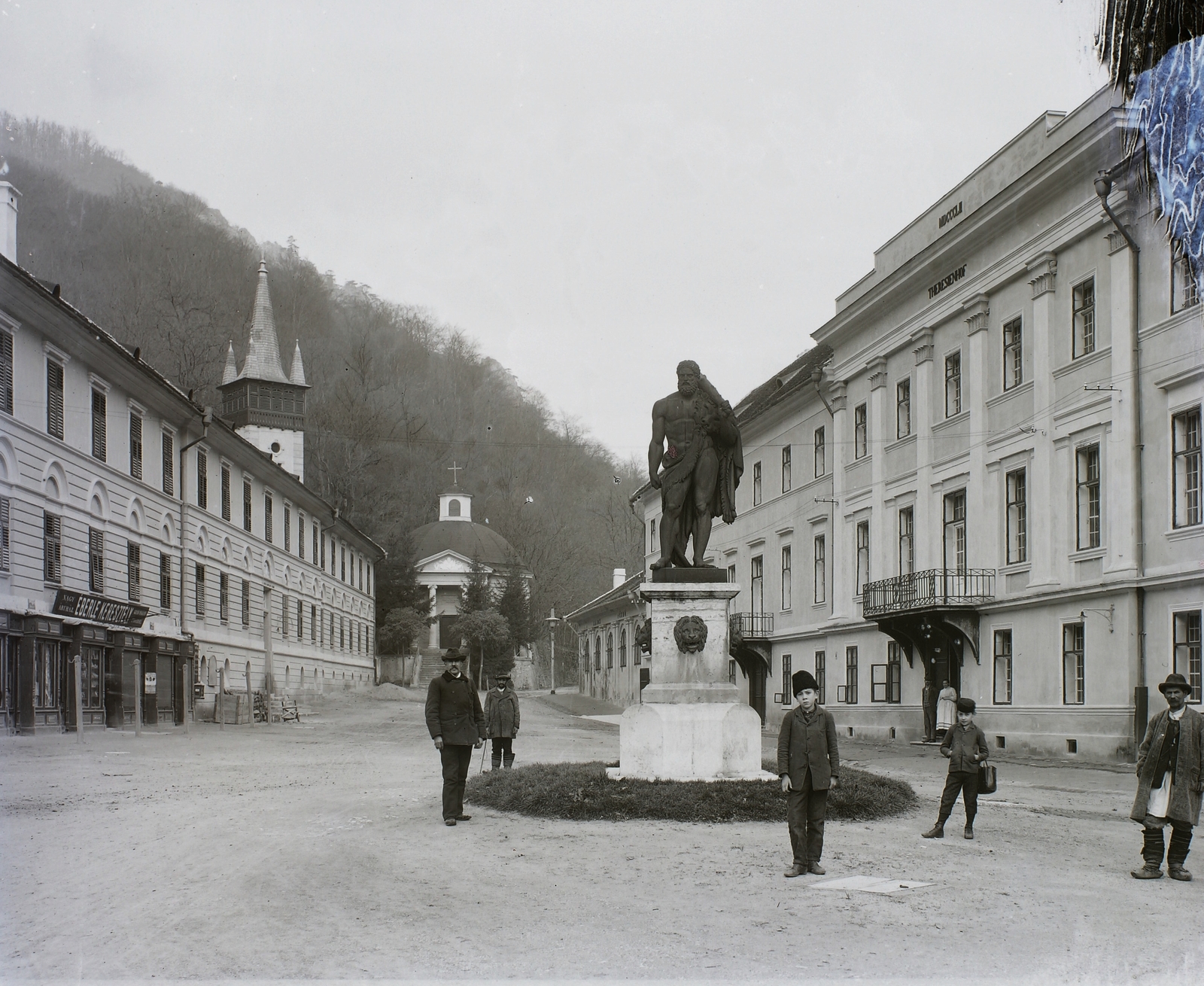 Romania,Transylvania, Băile Herculane, Herkules tér (Piata Hercules), jobbra a Teréz udvar., 1904, Magyar Földrajzi Múzeum / Erdélyi Mór cége, sculpture, thermal bath, Hercules-portrayal, bath town, Fortepan #86457