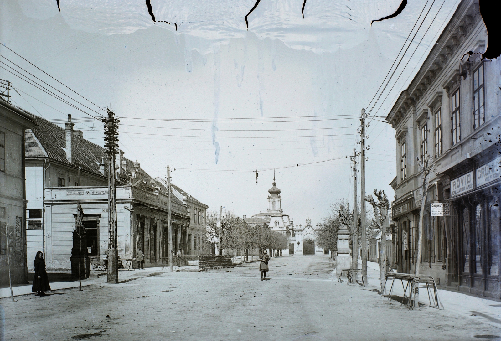 Hungary,Lake Balaton, Keszthely, Kossuth Lajos (Fő) utca, balra az Amazon szálló, háttérben a Festetics-kastély., 1911, Magyar Földrajzi Múzeum / Erdélyi Mór cége, street view, museum, Baroque-style, palace, Viktor Rumpelmayer-design, Gustav Haas-design, Maximilian Paschkisch-design, Fortepan #86465