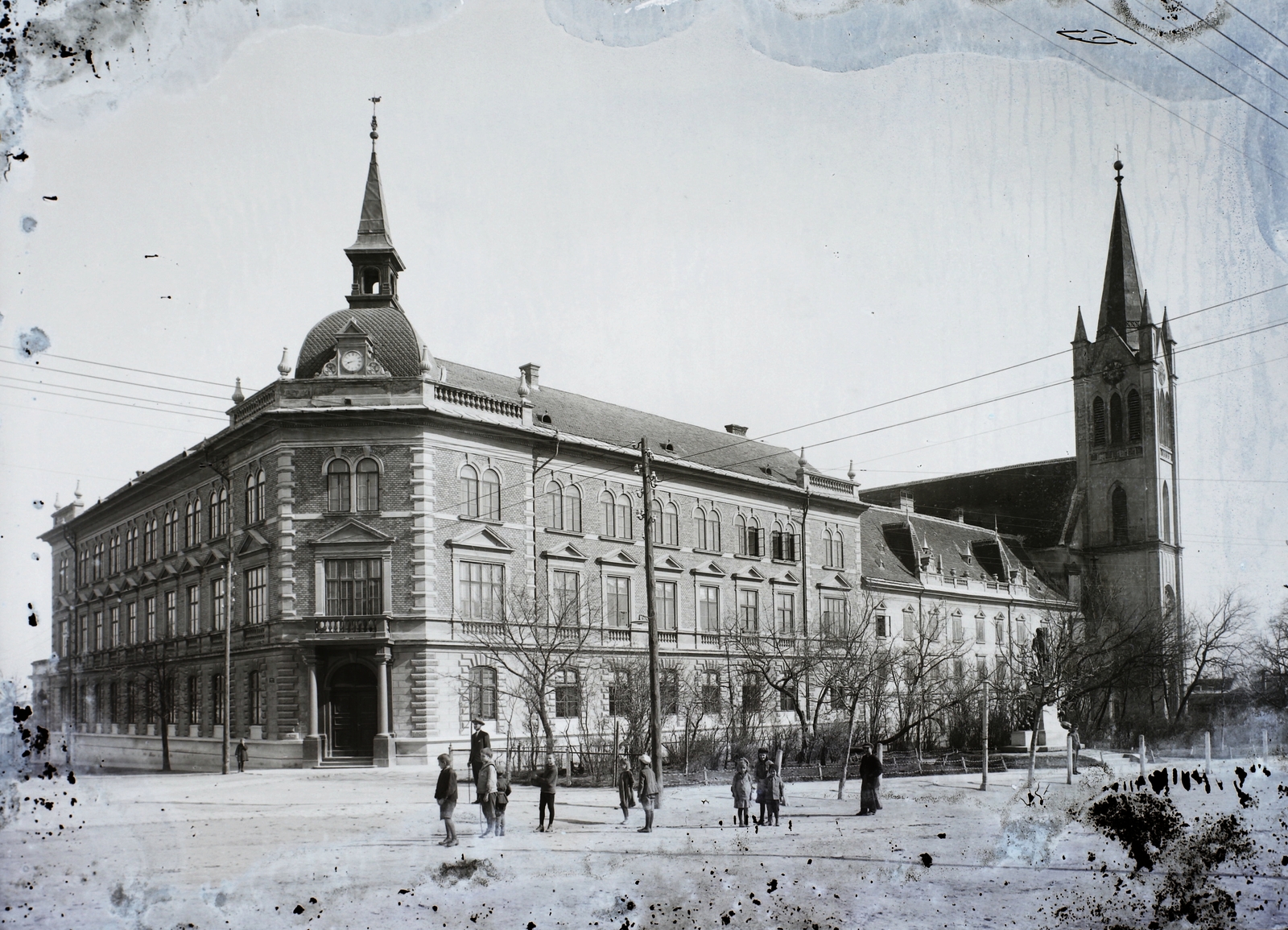 Hungary,Lake Balaton, Keszthely, Fő tér, Premontrei gimnázium (később Vajda János Gimnázium), rendház (később Farkas Edit Római Katolikus Szakképző Iskola és Kollégium) és a Magyarok Nagyasszonya templom., 1911, Magyar Földrajzi Múzeum / Erdélyi Mór cége, church, street view, high school, Premonstratensians, Fortepan #86466