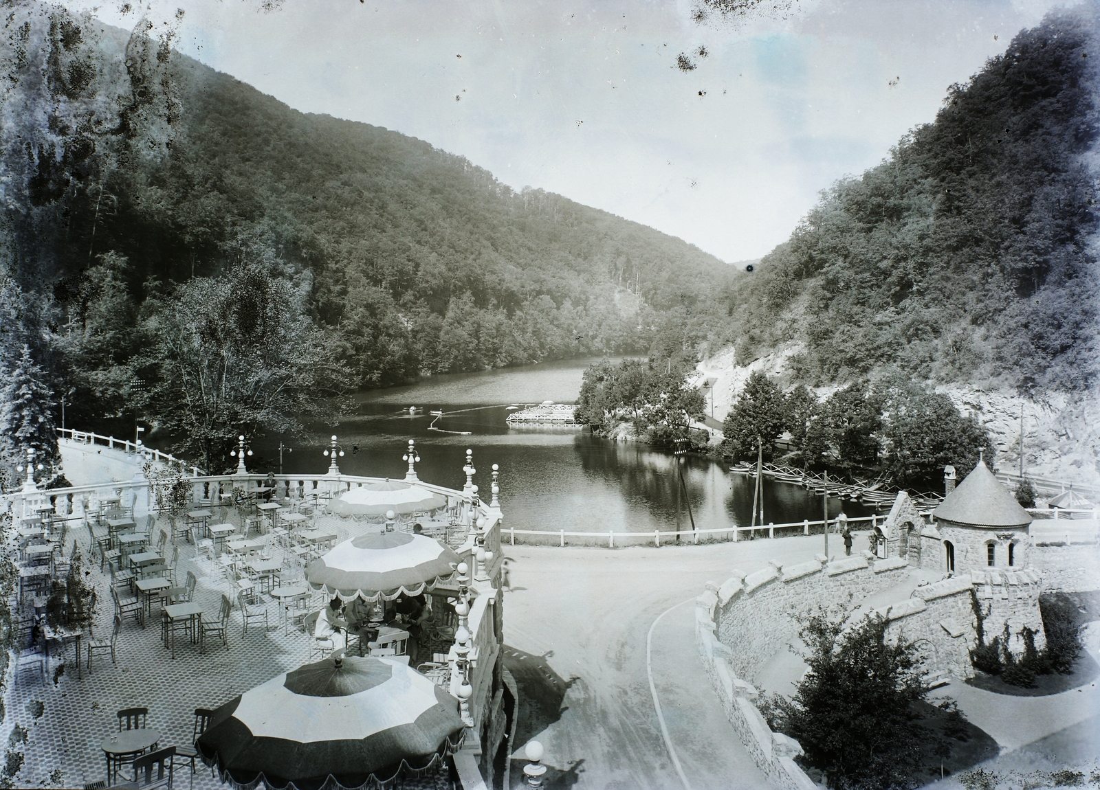 Magyarország, Lillafüred, Miskolc, a Palotaszálló terasza, háttérben a Hámori-tó., 1930, Magyar Földrajzi Múzeum / Erdélyi Mór cége, vendéglátás, strand, napernyő, terasz, csónak, látkép, vízpart, Fortepan #86471