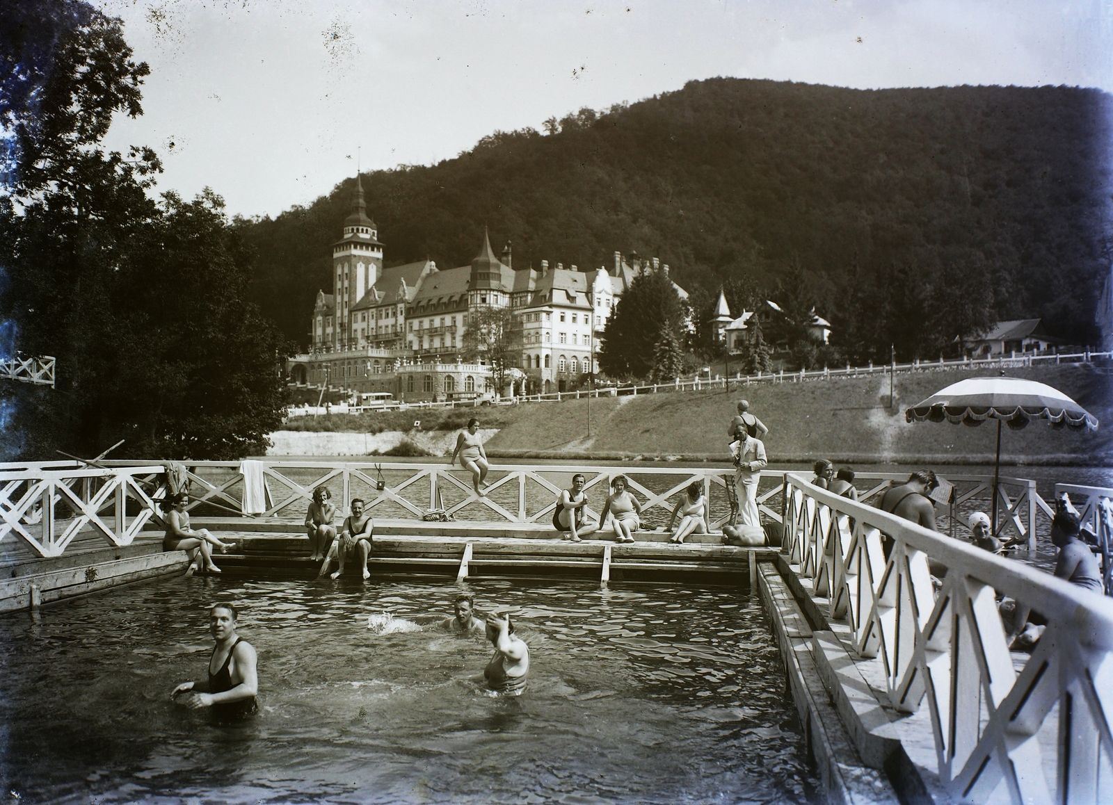 Hungary, Lillafüred, Miskolc, Hámori-tó, háttérben a Palotaszálló., 1930, Magyar Földrajzi Múzeum / Erdélyi Mór cége, beach, bathing suit, sunshades, bathing, genre painting, Renaissance Revival, pier, Kálmán Lux-design, Fortepan #86474