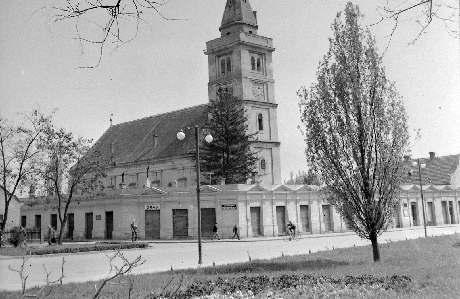 Hungary, Hódmezővásárhely, református templom., 1959, Gyöngyi, bicycle, church, lamp post, clockmaker, church clock, Fortepan #8648