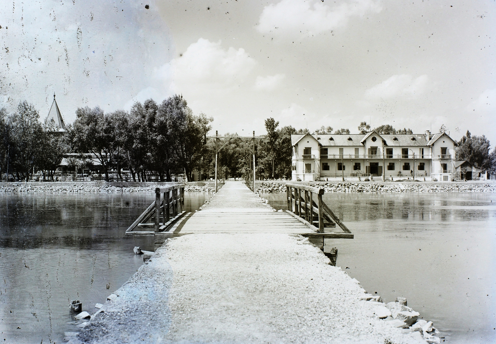 Magyarország,Balaton, Keszthely, kikötő, szemben a Hullám és a Balaton szálló., 1908, Magyar Földrajzi Múzeum / Erdélyi Mór cége, fahíd, Fortepan #86491
