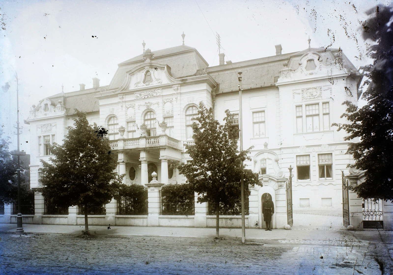 Románia,Erdély, Nagyszeben, Schewis utca 4. (Bulevardul Victoriei 8-10.), Hadtestparancsnoki palota (később a Lucian Blaga Egyetem rektorátusa)., 1908, Magyar Földrajzi Múzeum / Erdélyi Mór cége, egyenruha, egyetem, palota, őr, Fortepan #86492